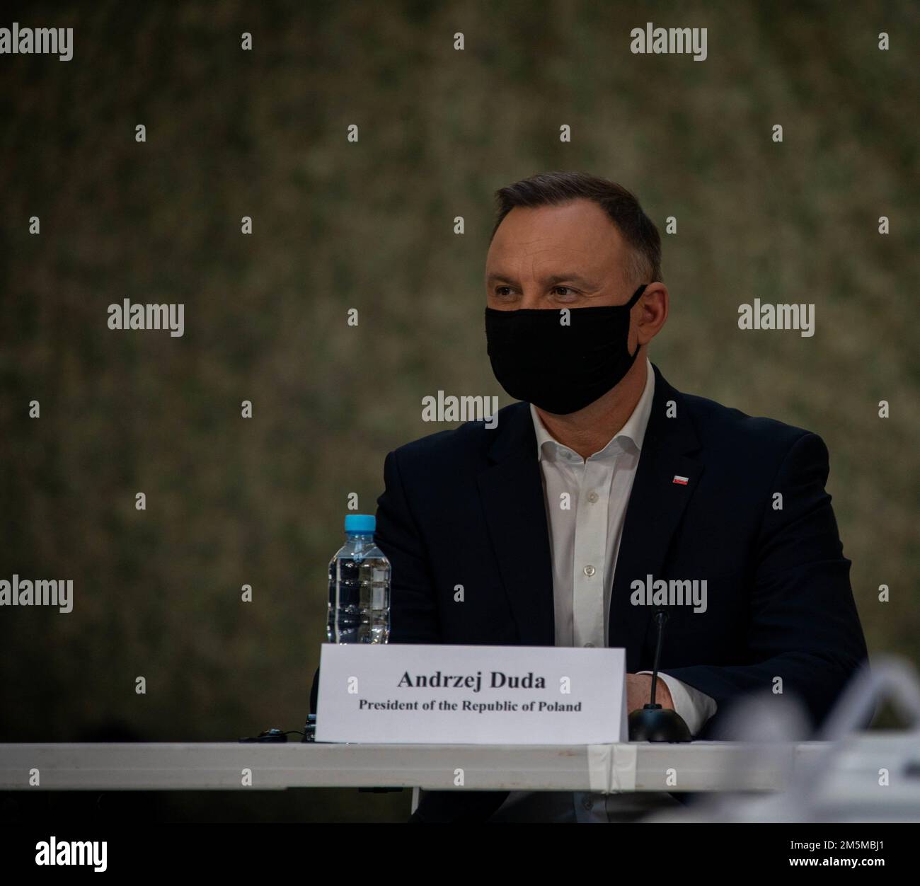Der Präsident der Republik Polen, Andrzej Duda, erhält ein Briefing auf der Konferenz über humanitäre Hilfe, die am 25. März 2022 in Jasionka (Polen) stattfindet. Stockfoto