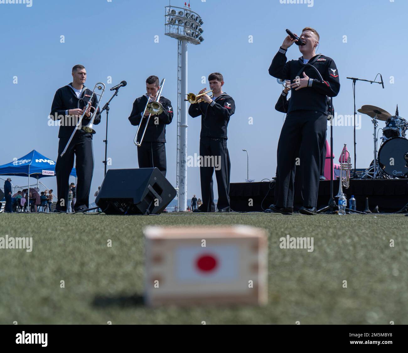 220325-N-RC359-1151 YOKOSUKA, Japan (25. März 2022) Seeleute, die den USA zugeteilt sind Navy 7. Fleet Band tritt beim USS Ronald Reagan Kommando Picknick im Purdy Field an Bord Commander, Fleet Activities Yokosuka auf. Ronald Reagan, das Flaggschiff der Carrier Strike Group 5, stellt eine kampfbereite Truppe bereit, die die Vereinigten Staaten schützt und verteidigt und Bündnisse, Partnerschaften und kollektive maritime Interessen in der Region Indo-Pazifik unterstützt. Stockfoto