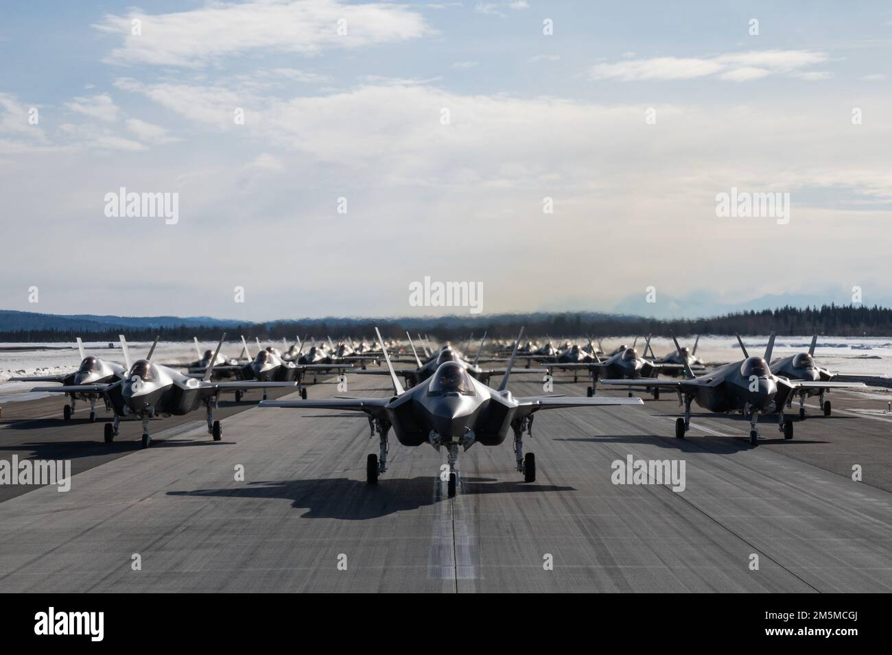 Eine Formation von 42 F-35A Lightning IIS während einer Routineübung auf der Eielson Air Force Base, Alaska, 25. März 2022. Die Formation zeigte die Fähigkeit des 354. Kampfflügels, Flugzeuge der fünften Generation unter arktischen Bedingungen schnell zu mobilisieren. Stockfoto