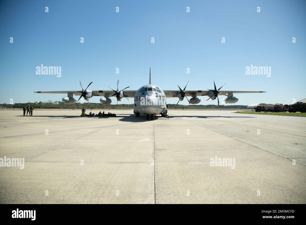 USA Marines mit dem Marine Fighter Attack Squadron (VMFA) 312 und dem Marine Aviation Logistics Squadron (Mals) 31, das 2. Marine Aircraft Wing, II Marine Expeditionary Force zugewiesen wurde, starten in einer C-130 von der Marine Corps Air Station Beaufort, South Carolina, 25. März 2022, um an der Übung Cold Response (Ex CR22) in Norwegen teilzunehmen. Übung Cold Response '22 ist eine alle zwei Jahre stattfindende norwegische Übung zur nationalen Bereitschaft und Verteidigung, die in ganz Norwegen stattfindet, mit Beteiligung jedes seiner Militärdienste sowie von 26 weiteren alliierten Nationen und RE der Nordatlantikvertrags-Organisation (NATO) Stockfoto