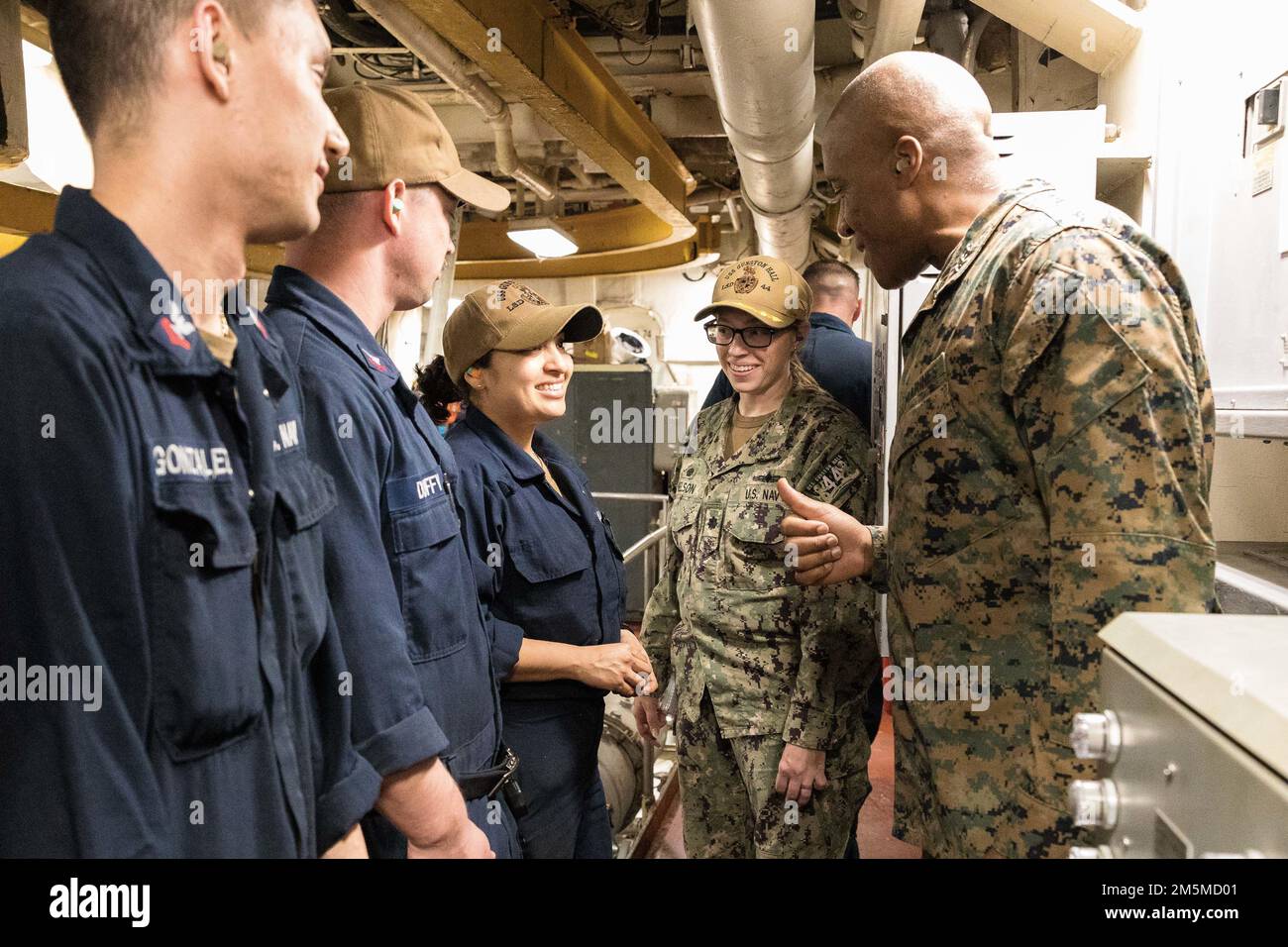 USA Generalleutnant Michael E. Langley (rechts), Kommandeur der Marine Force, Atlantik, Marine Forces Command, Marine Forces Northern Command und Commander. Elizabeth A Nelson (Zentrum), kommandierende Offizierin des Landungsschiffs USS Gunston Hall (LSD 44) der Whidbey Island-Klasse, dankt den Seeleuten für ihre harte Arbeit bei der Vorbereitung des Schiffs für den Einsatz am 25. März 2022. Die USS Gunston Hall ist eines der drei Landungsschiffe der Kearsarge Amphibious Ready Group, die zu Beginn dieses Monats in die 22. Marine Expeditionary Unit eingesetzt werden sollen. Stockfoto