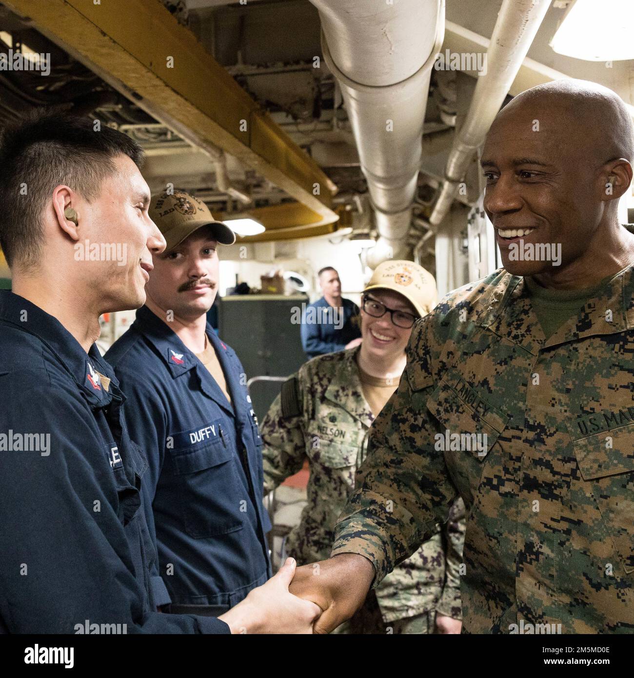 USA Generalleutnant Michael E. Langley (rechts), Kommandeur der Marine Force, Atlantik, Marine Forces Command, Marine Forces Northern Command und Commander. Elizabeth A Nelson (Zentrum), kommandierende Offizierin des Landungsschiffs USS Gunston Hall (LSD 44) der Whidbey Island-Klasse, dankt den Seeleuten für ihre harte Arbeit bei der Vorbereitung des Schiffs für den Einsatz am 25. März 2022. Die USS Gunston Hall ist eines der drei Landungsschiffe der Kearsarge Amphibious Ready Group, die zu Beginn dieses Monats in die 22. Marine Expeditionary Unit eingesetzt werden sollen. Stockfoto