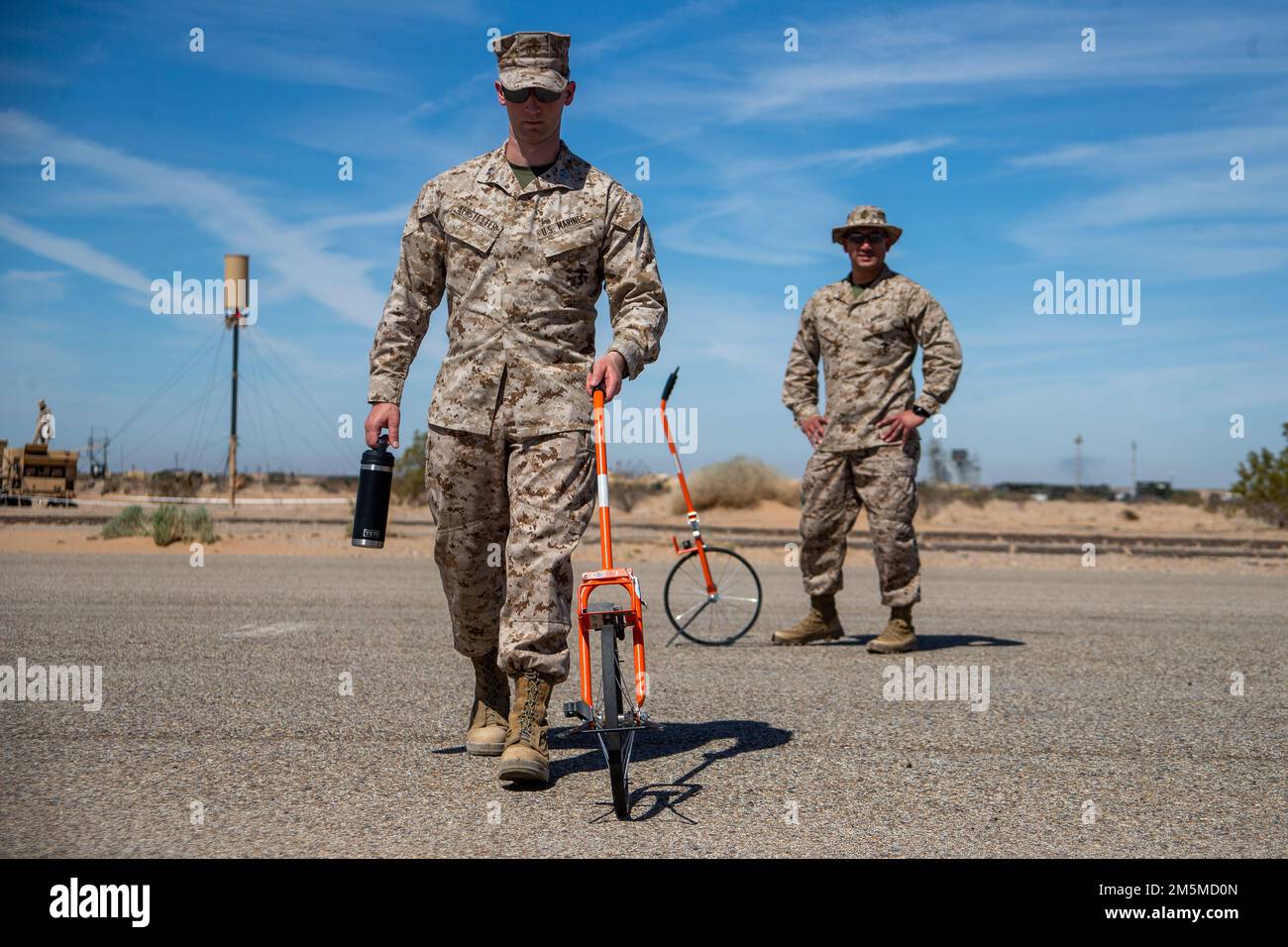 USA Justin Kerstetter, Captain des Marine Corps, Logistikoffizier aus Mifflintown, Pennsylvania, und Kriegsoffizier Manuel Guerrero, ein Expeditionär-Luft- und Rettungsdienst-Offizier aus San Jose, Kalifornien, die beide dem Aviation Ground Support, Marine Aviation Weapons and Tactics Squadron One (MAWTS-1) zugeteilt sind, messen simulierte Spalls auf der Landebahn, Während der Durchführung einer Basic Recovery After Attack (BRAAT)-Mission während des WTI-Kurses 2-22 am Hilfsflugplatz II in der Nähe von Yuma, Arizona, 25. März 2022. WTI ist eine siebenwöchige Schulungsveranstaltung, die von MAWTS-1 veranstaltet wird Stockfoto