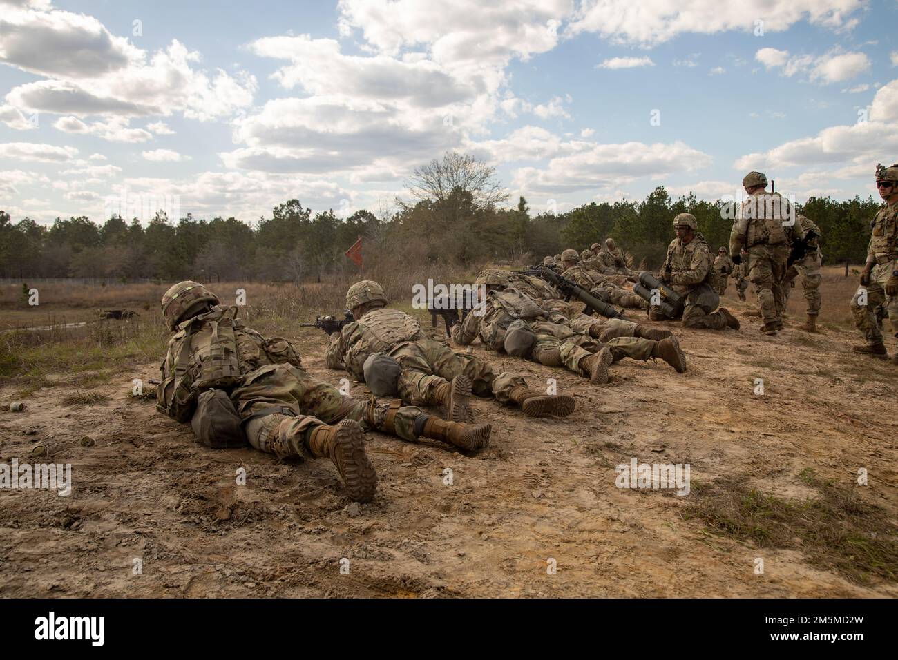 Soldaten der Schwarzen Löwen, die Bravo Co., 1. Bataillon, 28. Infanterie-Regiment, 3. Infanterie-Division, schicken Schüsse in die untere Reichweite während einer kombinierten Feuerübung in Fort Stewart, Georgia, 25. März 2022. Ein CALFX ermöglicht es einem Manöverunternehmen, indirekte Brände, Luft- und Nachhaltigkeitsanlagen einzubauen, um eine realistische Kampfausbildung zu simulieren. Stockfoto