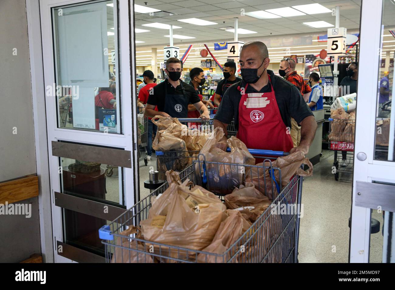 USA Marinekorps Gunnery Sgt. Mylokinski Abraham, der nicht kommissionierte Offizier für Kommunikation im Marinekorps-Basislager Blaz, ehrenamtlich bei einer Veranstaltung der Navy-Marine Corps Relief Society (NMCRS) im Basiskommissar auf der Marinebasis Guam am, 25. März 2022. Die NMCRS ist eine gemeinnützige Organisation, die aktive dienstliche Seeleute und Marines bei Krisen unterstützt, Notfallreisen plant und bezahlt und die Betreuung ihrer Familien in Zeiten der Not bietet. Stockfoto