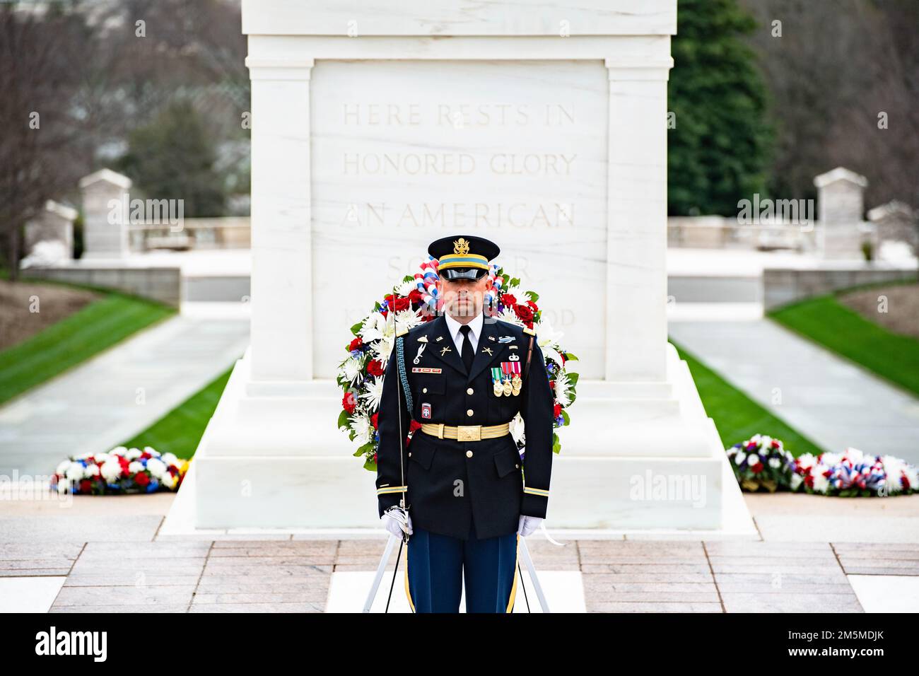 Mitglieder des Dienstes unterstützen eine Kranzbeweihung der Army mit voller Auszeichnung am Grab des unbekannten Soldaten auf dem Nationalfriedhof Arlington, Arlington, Virginia, am 25. März 2022. Der Kranz wurde von den Empfängern der Ehrenmedaille U.S. gelegt Army 1. LT. Brian Thacker und USA Marine Corps Col. (Ret.) Barney Barnum zu Ehren des Ehrentags. Stockfoto