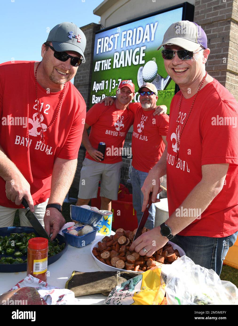 Mitglieder des Teams 212 Bayou können beim jährlichen Crawfish Cook-Off 10. im Bay Breeze Event Center auf dem Luftwaffenstützpunkt Keesler, Mississippi, am 25. März 2022 für ein Foto posieren. Mehr als 20 Teams nahmen an der Veranstaltung Teil, und mehr als 1.500 kg Langusten wurden verteilt. Stockfoto