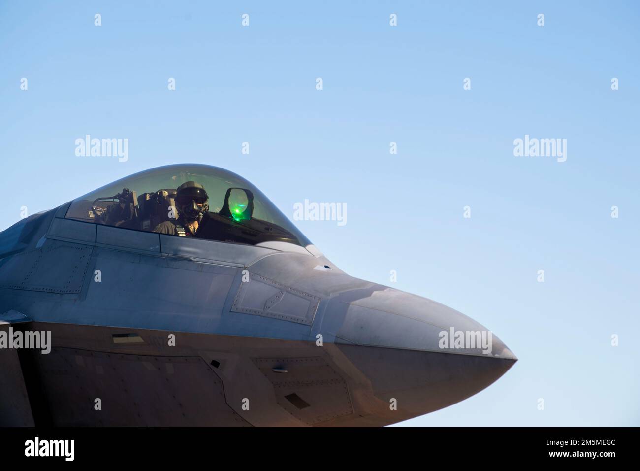 Ein Pilot mit den F-22 Raptor Demonstration Team Taxis nach der Landung am MacDill Air Force Base, Florida, 26. März 2022. Die F-22 flog vom Luftwaffenstützpunkt Langley, Virginia, ein, um beim Tampa Bay AirFest aufzutreten. Stockfoto