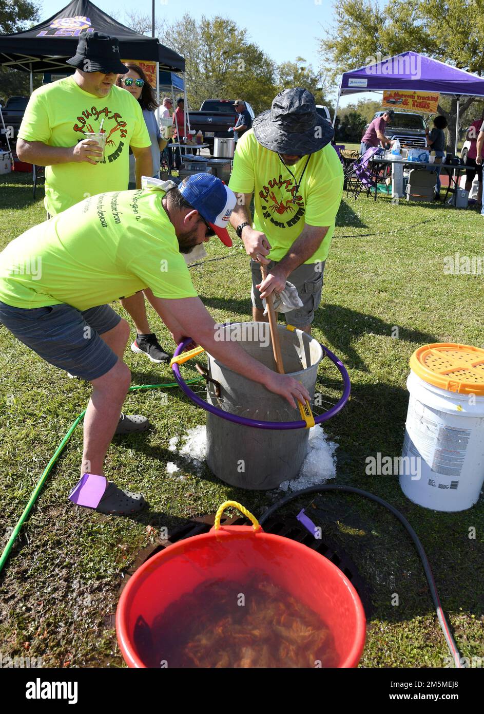 Mitglieder des Teams Rougarou rühren während des 10. Jährlichen Crawfish Cook-Off im Bay Breeze Event Center am Keesler Air Force Base, Mississippi, am 25. März 2022 ihren Topf mit gekochten Krebsen. Mehr als 20 Teams nahmen an der Veranstaltung Teil, und mehr als 1.500 kg Langusten wurden verteilt. Stockfoto
