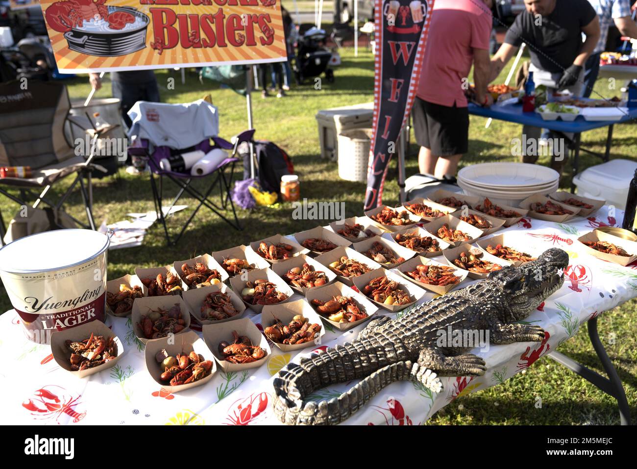 Die Knuckle Busters Crawfish Spread wird beim jährlichen Crawfish Cook-Off 10. vor dem Bay Breeze Event Center auf dem Keesler Air Force Base, Mississippi, am 25. März 2022 gezeigt. Mehr als 20 Teams nahmen an der Veranstaltung Teil, und mehr als 1.500 kg Langusten wurden verteilt. Stockfoto