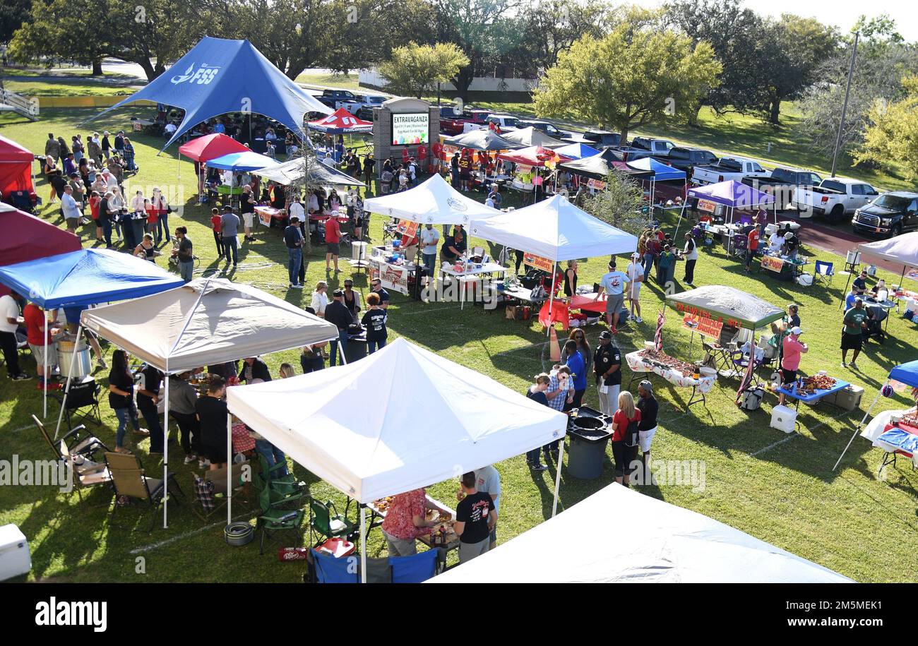 Mitarbeiter von Keesler nehmen am 10. Jährlichen Crawfish Cook-Off im Bay Breeze Event Center auf dem Luftwaffenstützpunkt Keesler, Mississippi, am 25. März 2022 Teil. Mehr als 20 Teams nahmen an der Veranstaltung Teil, und mehr als 1.500 kg Langusten wurden verteilt. Stockfoto