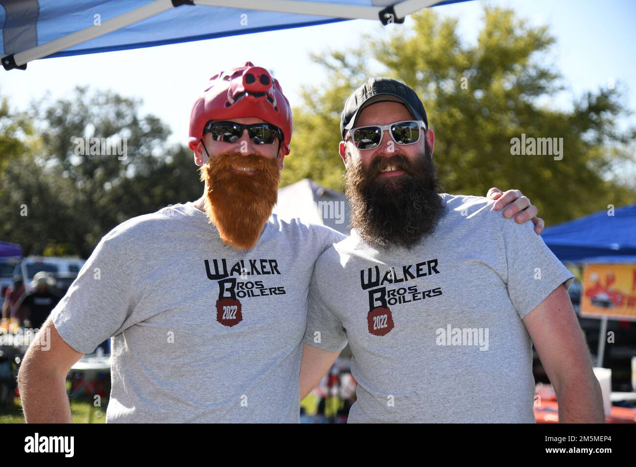 USA Oberstleutnant Whitney Walker, Kommandant der 85. Ingenieurinstandschaft und sein Bruder, USA Coast Guard pensionierte Electronics Technician 1. Class Wesley Walker, posiere für ein Foto während des jährlichen Crawfish Cook-Off 10. im Bay Breeze Event Center auf dem Keesler Air Force Base, Mississippi, 25. März 2022. Mehr als 20 Teams nahmen an der Veranstaltung Teil, und mehr als 1.500 kg Langusten wurden verteilt. Stockfoto