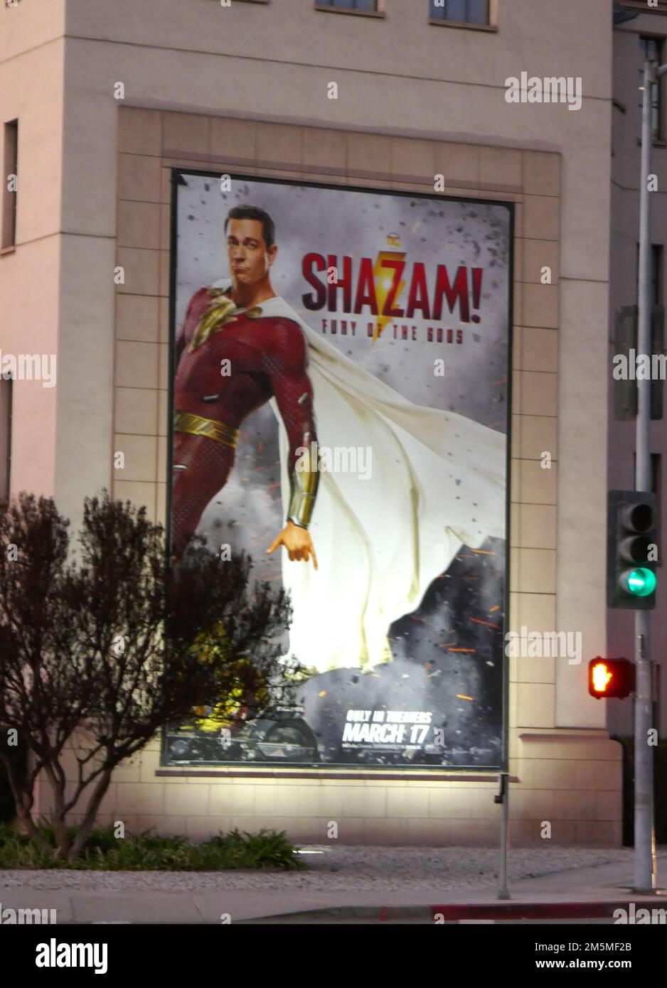 Los Angeles, Kalifornien, USA 22. Dezember 2022 Ein allgemeiner Blick auf die Atmosphäre von Shazam! Fury of the Gods Billboard am 22. Dezember 2022 in Los Angeles, Kalifornien, USA. Foto: Barry King/Alamy Stock Photo Stockfoto