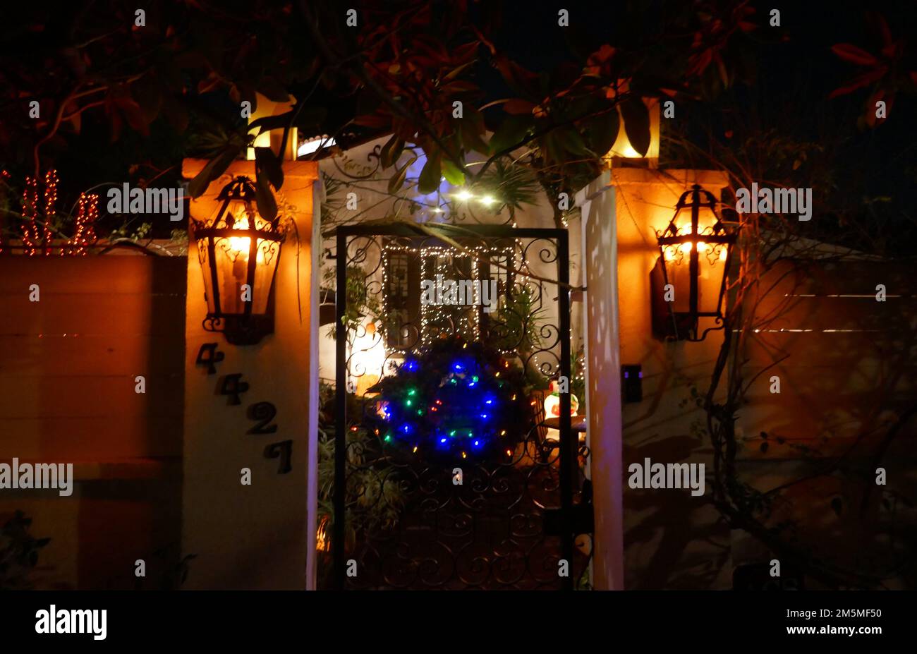 Toluca Lake, Kalifornien, USA 22. Dezember 2022 Weihnachtsbeleuchtung am 22. Dezember 2022 in Toluca Lake, Kalifornien, USA. Foto: Barry King/Alamy Stock Photo Stockfoto