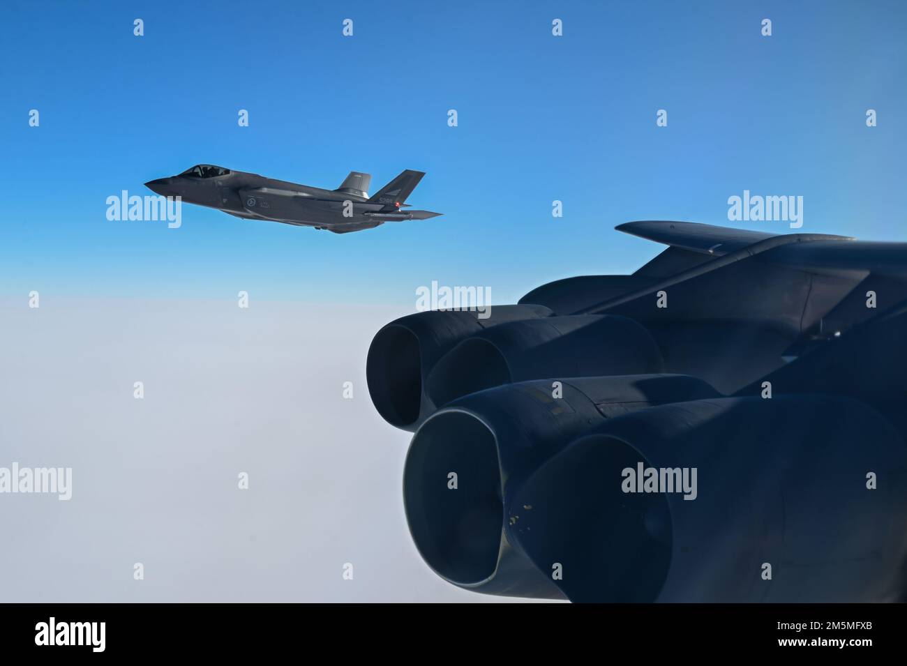 Eine B-52H Stratofortress, die der 69. Bombenstaffel bei der RAF Fairford, England, zugeteilt wurde, fliegt in Formation mit einer norwegischen Air Force F-35 als Teil der geplanten Bomber Task Force Europe Missionsreihe vom 25. März 2022. Während des Einsatzes der Bomber Task Force wurde die EBS 69. mit mehreren Verbündeten und Partnern integriert, um die Beziehungen zwischen den verschiedenen Nationen zu stärken. Stockfoto