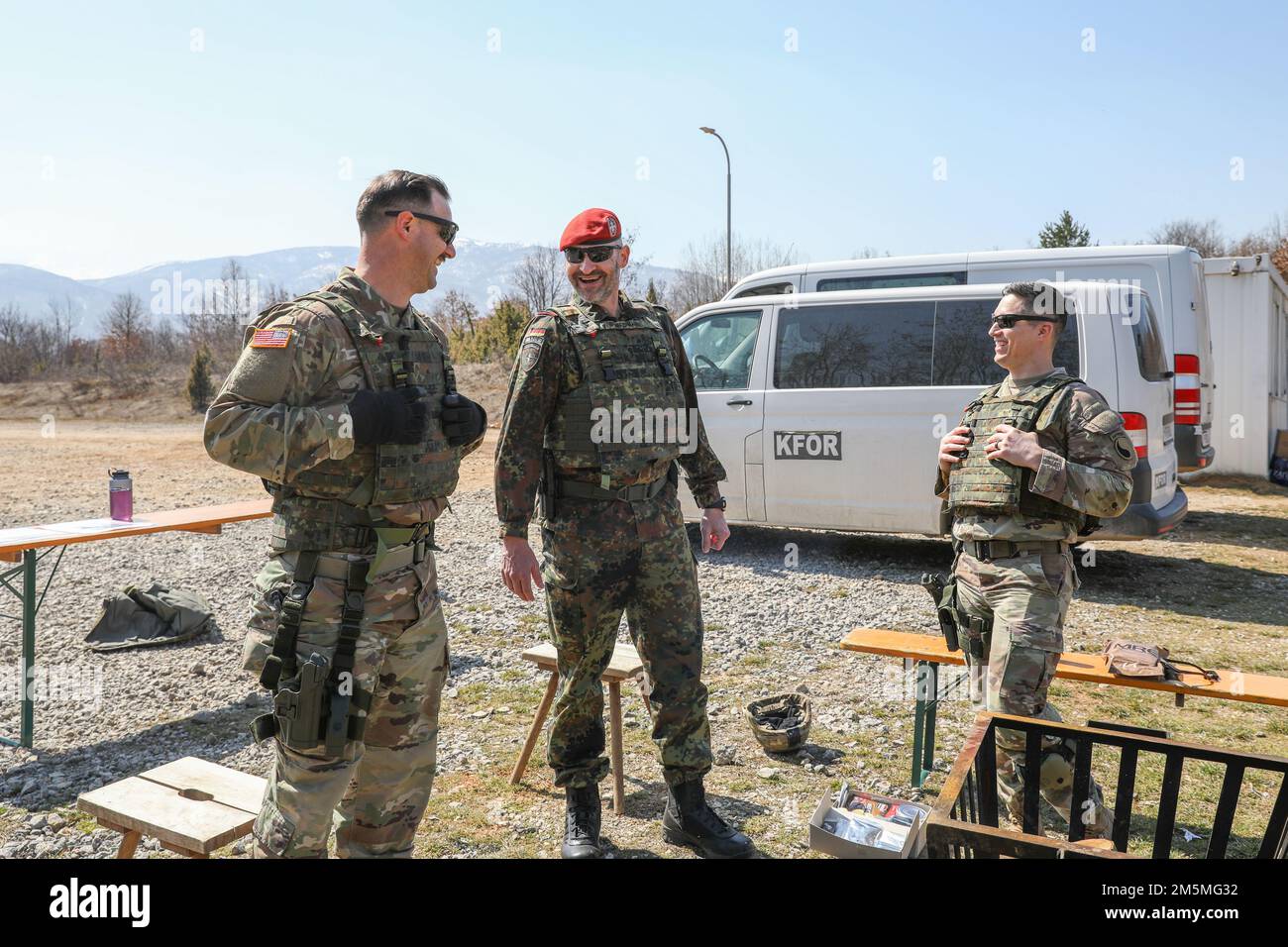 USA Die dem Regionalkommando Ost der Kosovo-Streitkräfte zugeteilten Soldaten sprechen mit Oberst Stefan Bruendermann, dem deutschen Streitkräfte-Kontingentierungsleiter der Kosovo-Streitkräfte, während des deutschen Armed Forces Badge for Weapons Proficiency Qualifications am KSF Training and Doctrine Command Compound in Ferizaj am 25. März 2022. Diese Veranstaltung ist eine der zahlreichen Veranstaltungen, die für die Rotation der Kosovo-Truppe im Jahr 30. geplant sind und interoperable Schulungen zusammen mit allen NATO-Partnern in der Region während ihres Einsatzes im Kosovo anbieten, um allen in der Region lebenden Menschen ein sicheres Umfeld zu bieten. Stockfoto