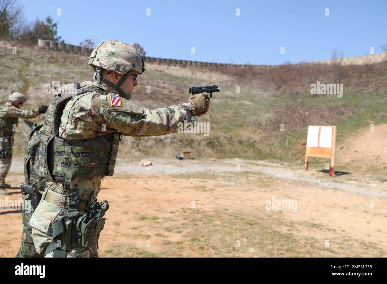 USA Die dem Regionalkommando Ost der Kosovo-Streitkräfte zugeteilten Soldaten konkurrieren mit dem deutschen Armed Forces Badge for Weapons Proficiency Qualifications des deutschen Kontingents der Kosovo-Streitkräfte, das am 25. März 2022 in Ferizaj auf dem KSF Training and Doctrine Kommandogelände gehalten wird. Diese Veranstaltung ist eine der zahlreichen Veranstaltungen, die für die Rotation der Kosovo-Truppe im Jahr 30. geplant sind und interoperable Schulungen zusammen mit allen NATO-Partnern in der Region während ihres Einsatzes im Kosovo anbieten, um allen in der Region lebenden Menschen ein sicheres Umfeld zu bieten. Stockfoto