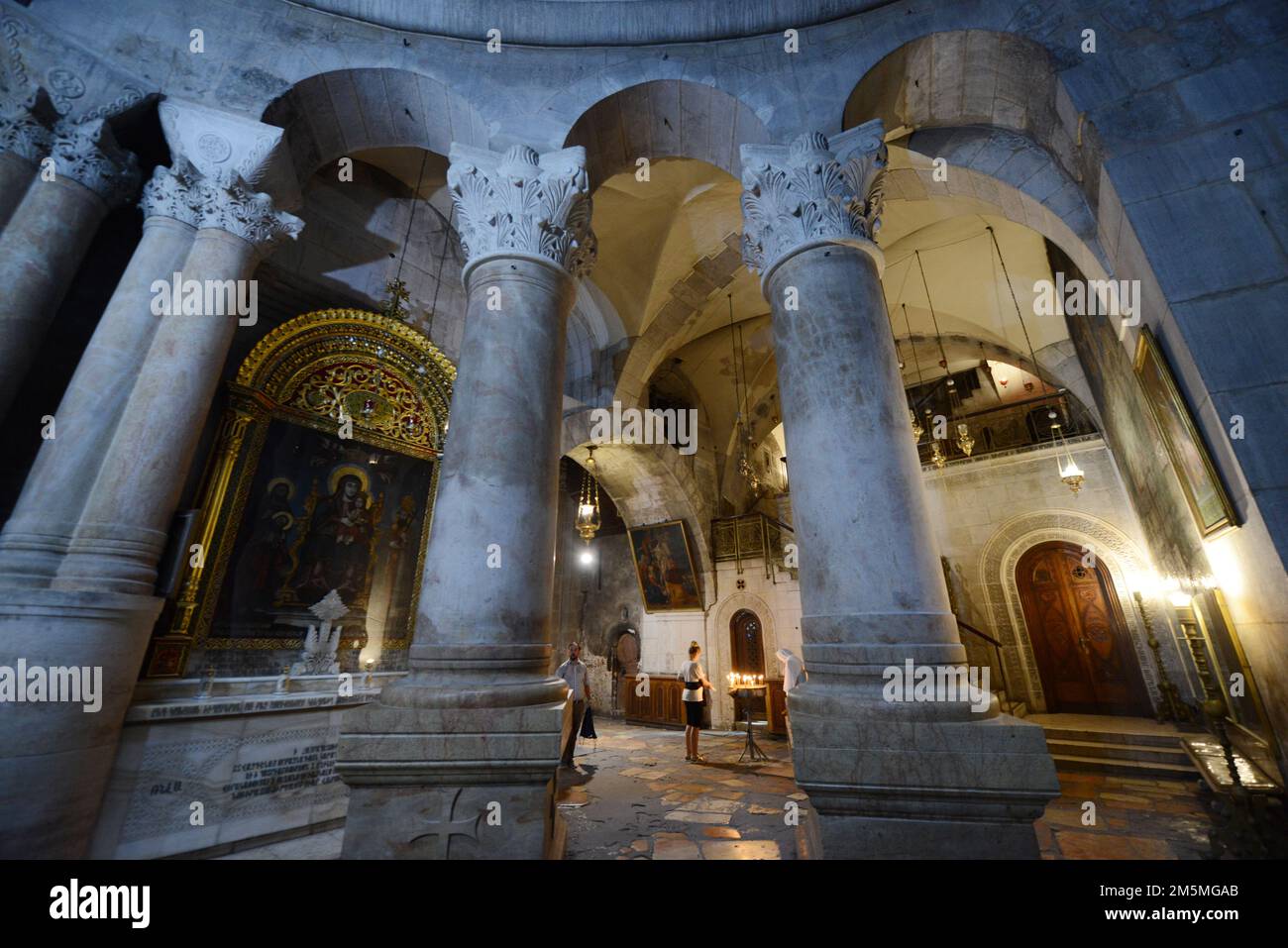 Im Inneren der Kirche des Heiligen Spulchres im christlichen Viertel in der Altstadt von Jerusalem. Stockfoto