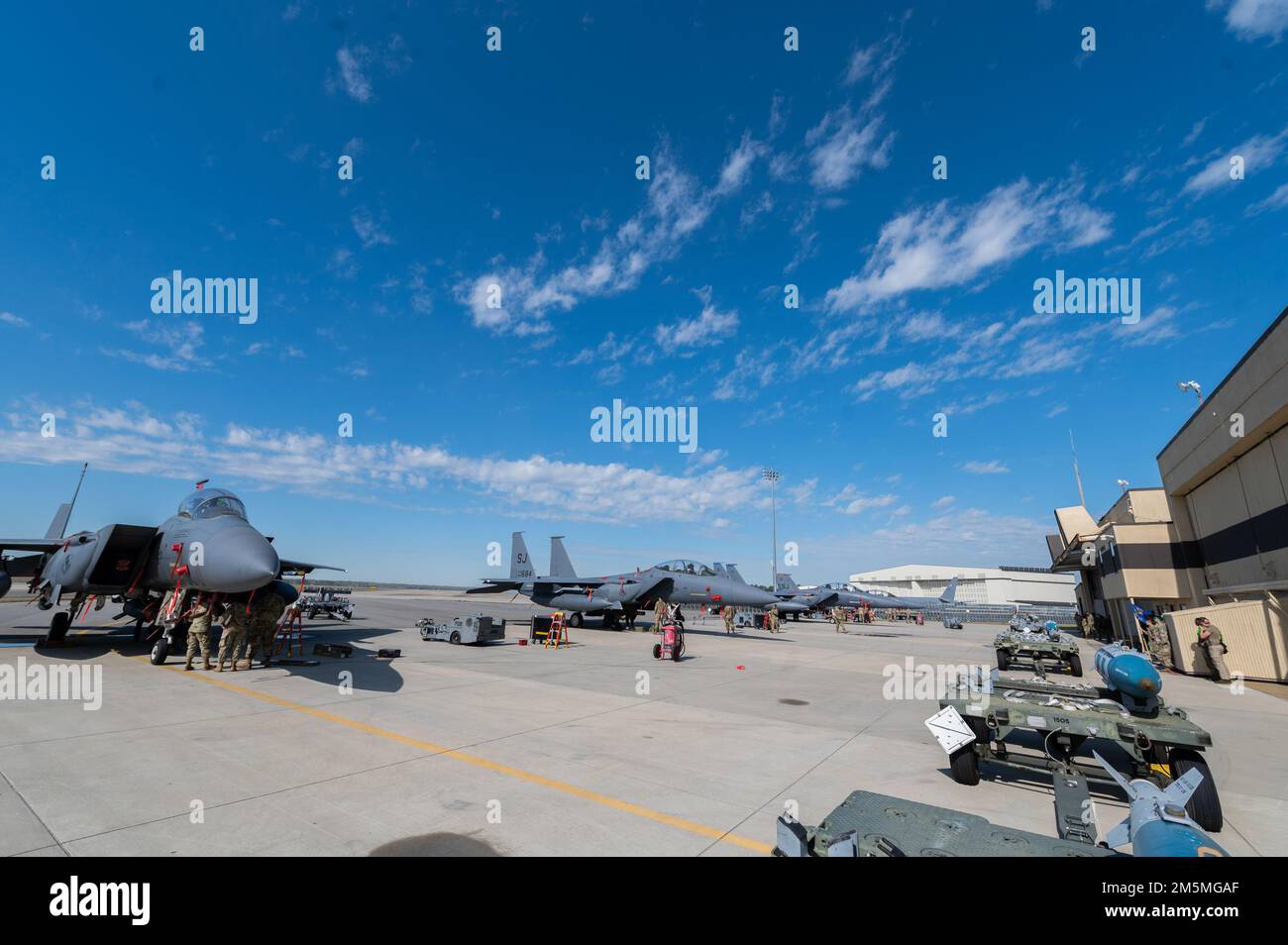 Flugzeuge, die der 4. Maintenance Group zugeteilt wurden, nehmen am 25. März 2022 an einem jährlichen Load Crew Competition auf dem Luftwaffenstützpunkt Seymour Johnson, North Carolina, Teil. Der Gewinner des Wettbewerbs wird im Mai 2022 anlässlich der Preisverleihung „Maintenance Professional of the Year“ bekannt gegeben. Stockfoto