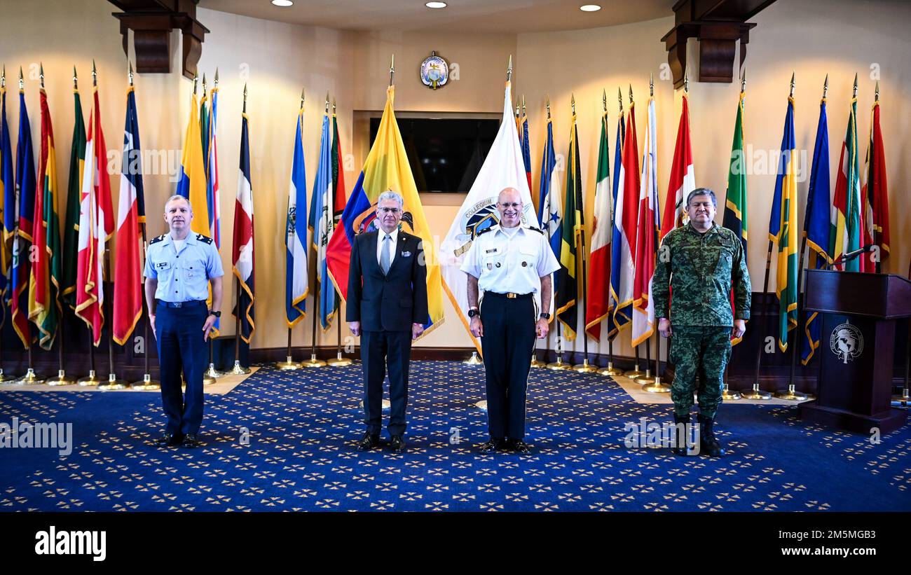 Abschied von der Leitung des InterAmerican Defense College Botschafter Carlos Játiva Naranjo, Ständiger Vertreter Ecuadors bei der Organisation amerikanischer Staaten, während eines Besuchs auf dem IADC-Campus in Ft. Lesley J. McNair, Washington, D.C., 25. März 2022. Während seines Besuchs nahm der Botschafter an einem Bürogespräch mit der IADC-Führung Teil und tauschte Geschenke als Dankeschön für seine Zusammenarbeit und Unterstützung für das Interamerikanische VerteidigungsCollege während seiner Amtszeit aus. Stockfoto