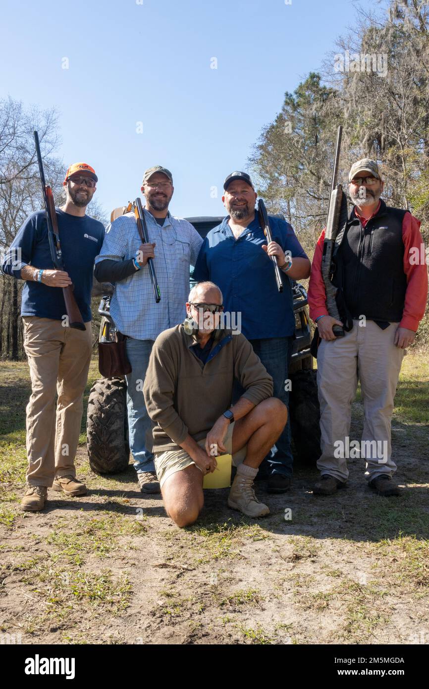 Mitglieder der Operation Patriots FOB nehmen am OPFOB Sporting Clays Tournament in der OPFOB-Zentrale in Ridgeland, South Carolina, am 25. März 2022 Teil. OPFOB ist eine Organisation, die Veteranen und ihren Familien dabei hilft, sich im Leben außerhalb des Militärs zurechtzufinden. Stockfoto