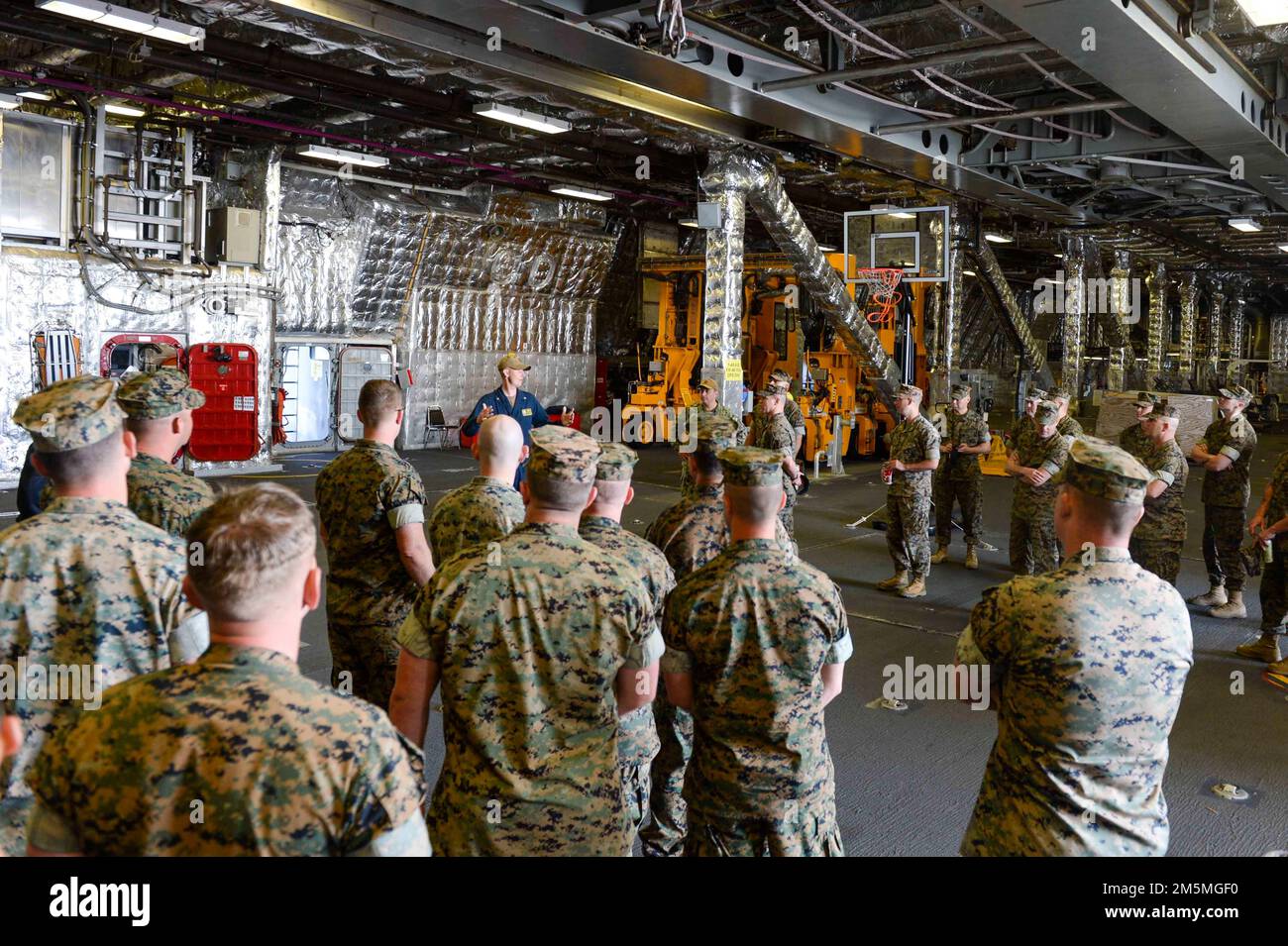 220325-N-ZS023-1014 (25. März 2022) MARINESTÜTZPUNKT SAN DIEGO LT. Mark Roach, Center, Einsatzoffizier an Bord des Kampfschiffs USS Coronado (LCS 4) der Independence-Variante, bespricht während einer Tour die LCS-Fähigkeiten der Marines, die der Marine Corps Amphibian School zugewiesen wurden. LCS ist eine schnelle, agile, missionsorientierte Plattform, die für den Einsatz in küstennahen Umgebungen entwickelt wurde und sich gegen Bedrohungen aus dem 21. Jahrhundert an der Küste wappnet. LCS kann die Präsenz nach vorn, die Gefahrenabwehr im Seeverkehr, die Kontrolle des Seeverkehrs und die Abschreckung unterstützen. Stockfoto