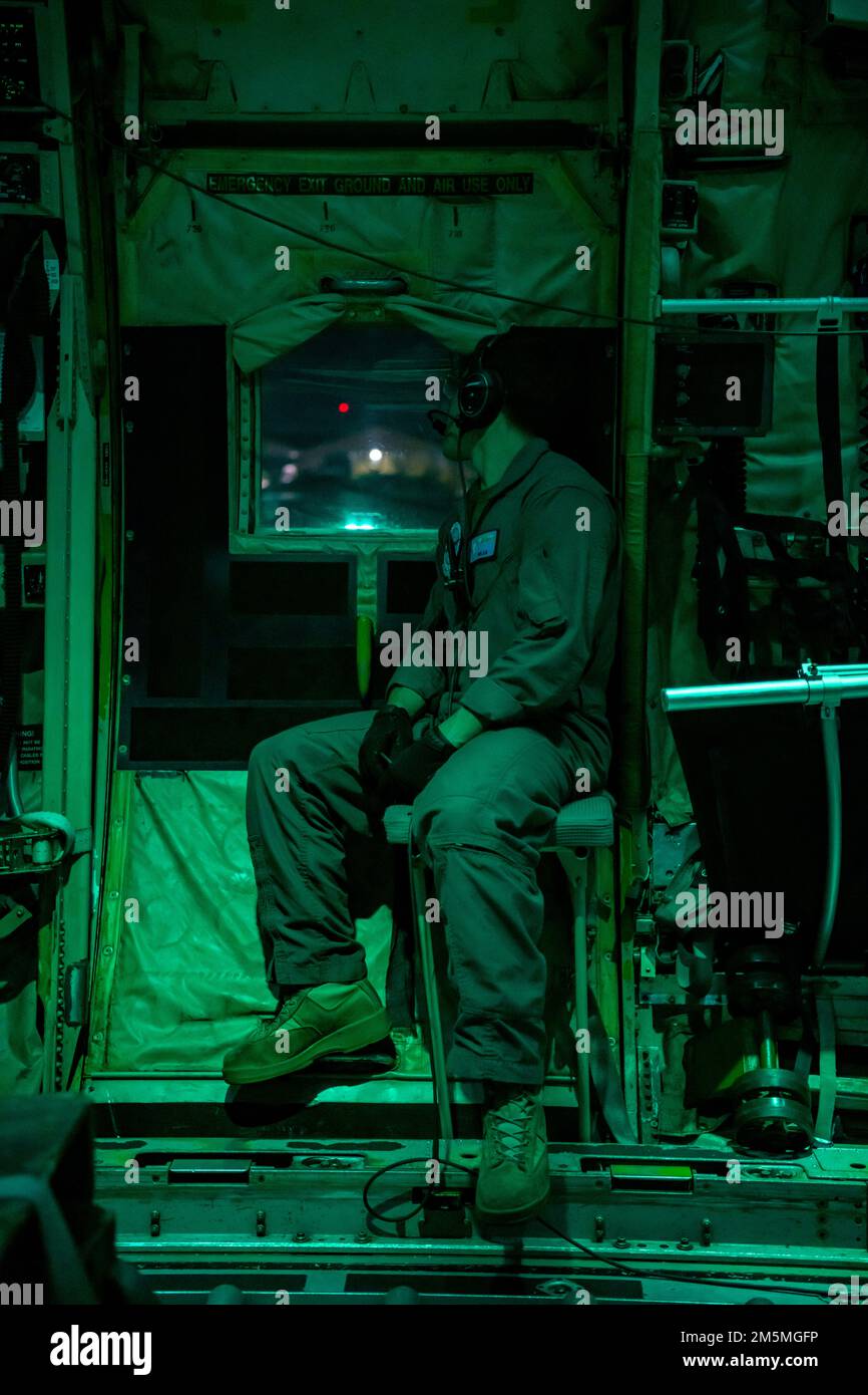 USA David Mejia, ein Ladermeister des Marine Aerial Tanker Transport Squadron 152 (VMGR-152), beobachtet die Landung eines KC-130J Super Hercules während Balikatan 22 am 25. März 2022. Balikatan ist eine jährliche Übung zwischen den Streitkräften der Philippinen und dem US-Militär, die darauf abzielt, die bilaterale Interoperabilität, Fähigkeiten, Vertrauen und Zusammenarbeit zu stärken, die über Jahrzehnte hinweg aus gemeinsamen Erfahrungen aufgebaut wurden. Balikatan, Tagalog für „Schulter-an-Schulter“, ist ein langjähriges bilaterales Projekt zwischen den Philippinen und den Vereinigten Staaten, das die tief verwurzelte Partnerschaft zwischen den USA unterstreicht Stockfoto