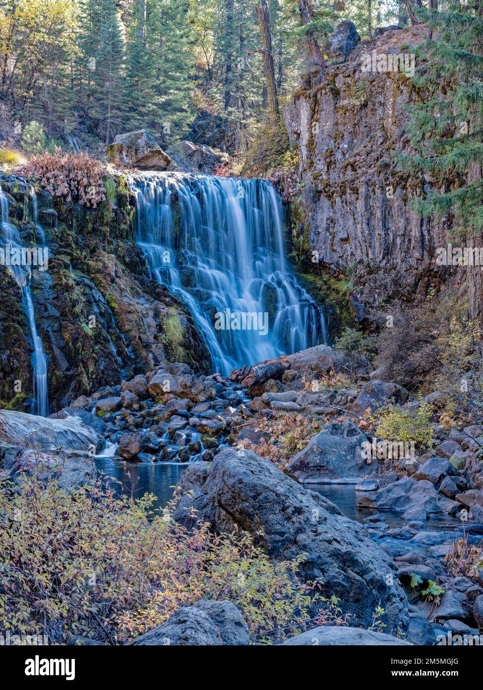 Die Middle Falls am McCloud River sind im Herbst im Shasta Trinity National Forest in Kalifornien, USA, bedeckt Stockfoto