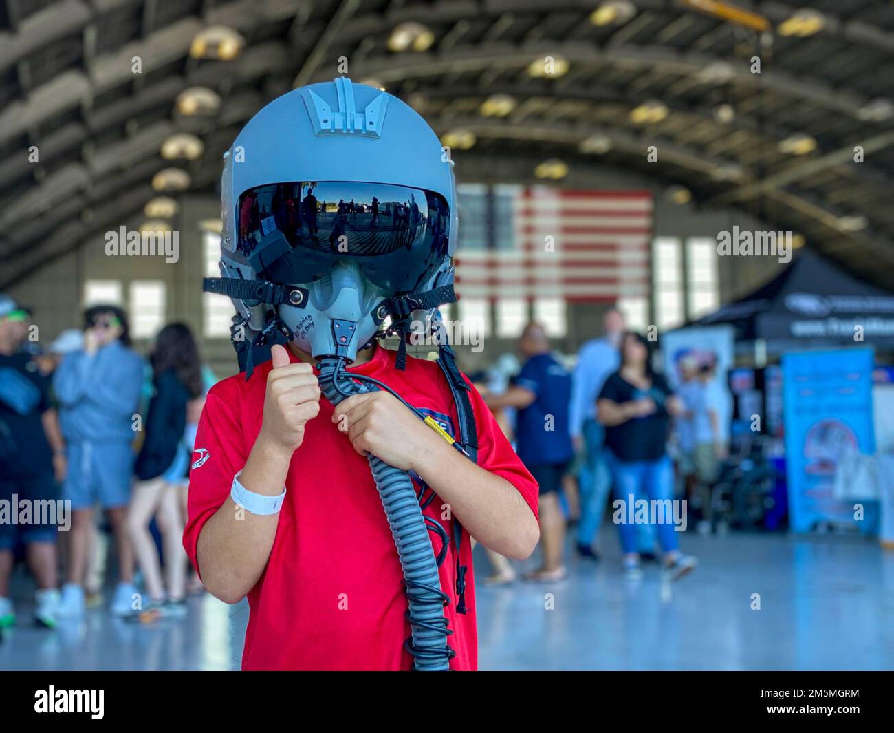 Ein Kind trägt einen Helm während des Tampa Bay AirFest auf dem MacDill Air Force Base, Florida, 25. März 2022. MacDill AFB veranstaltete die Veranstaltung, um die Unterstützung der Gemeinschaft zu stärken, zukünftige Generationen von Mitgliedern des Dienstes zu inspirieren und 75 Jahre Air Force-Überlegenheit zu feiern. Stockfoto