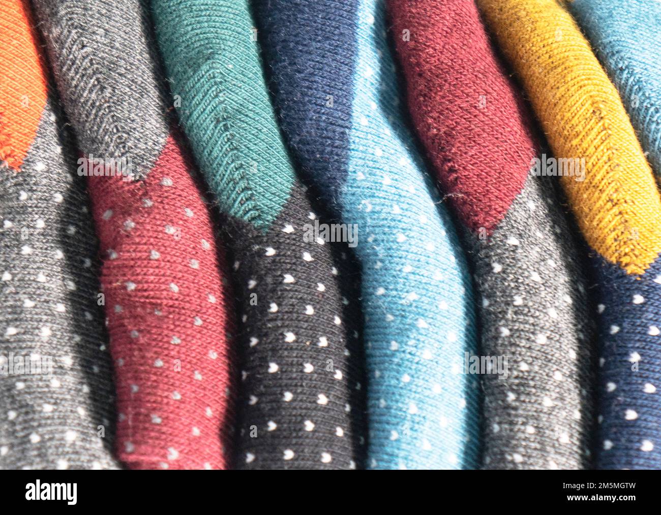 Socken mit unterschiedlichen Linien und Texturhintergrund. Bunte Socken mit Muster. Hintergrund für farbige Socken Stockfoto