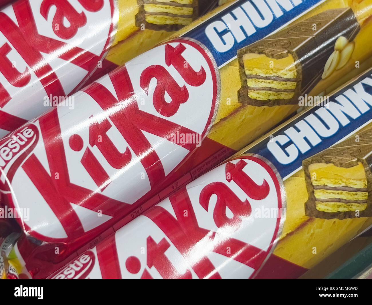 Eriwan, Armenien, 27. November 2022: Kit Kat Chocolate Wafer Bar. Kit-Kat Schokoladenlogo Stockfoto