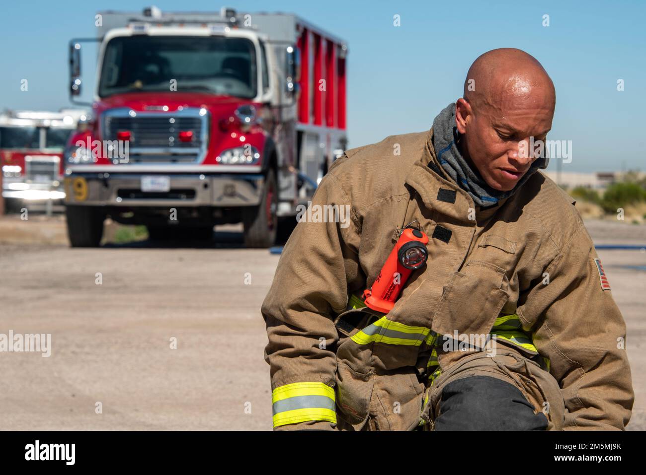 Ein örtlicher Feuerwehrmann der 260. Army Engineer Fire Detachment nimmt an einem simulierten Brand auf dem Trainingsgelände des Luftwaffenstützpunktes Davis-Monthan, Arizona, am 25. März 2022 Teil. Die Beziehung zwischen DM und nahegelegenen Feuerwehrstationen hat sich als positiv erwiesen, was letztlich die Interoperabilität in der Tucson-Community der Ersthelfer stärkt. Stockfoto