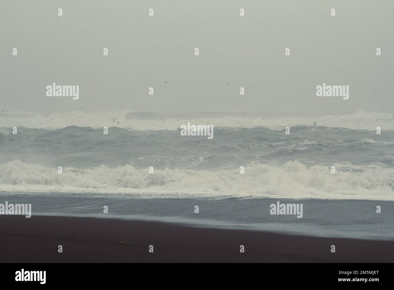 Riesige Meereswellen auf einem Foto der Sturmlandschaft Stockfoto