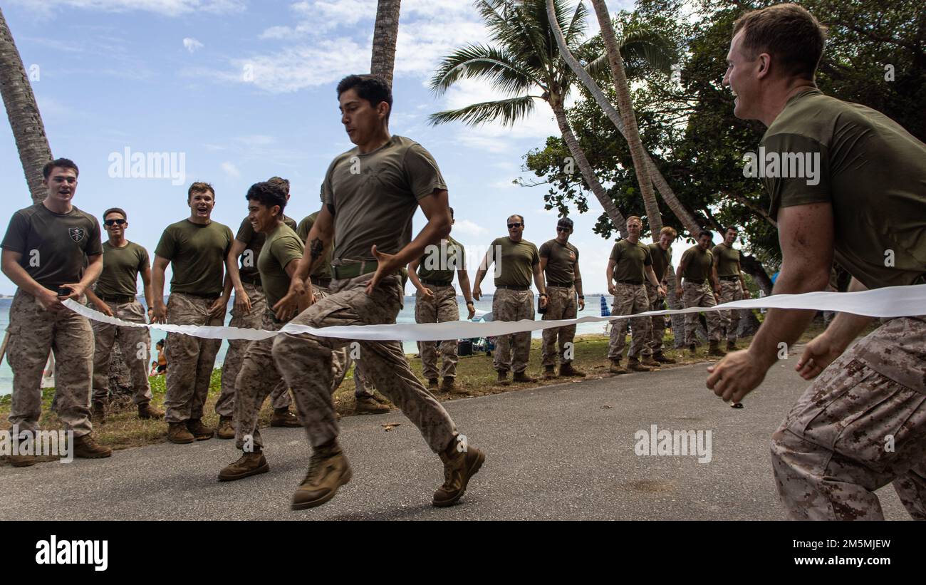 USA Adrian Jimenez, ein Maschinengewehrer beim Landungsteam des Bataillons 1/5, 31. Marine Expeditionary Unit (MEU), überquert die Ziellinie während eines Mannschaftswettbewerbs auf der Marinebasis Guam, Guam, 26. März 2022. Übung Noble Arashi ist Teil der Noble-Reihe von 31. der MEU, die zur Validierung oder Ungültigerklärung der Familie der Marinekonzepte, zur Entwicklung von Techniken und Verfahren für den Einsatz von MEU-Mitteln zur Unterstützung der Seeverleugnung und des Flottenmanövers sowie zur Unterstützung künftiger Truppenkonzepte und Experimente verwendet wird. Die 31. MEU operiert auf den Schiffen der America Expe Stockfoto