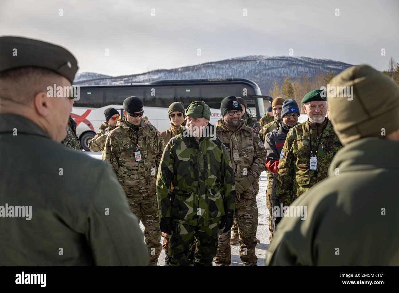 Mitglieder des Wiener Dokumentbeobachtungskomitees kommen am 26. März 2022 im Hauptquartier der Marine Aircraft Group 29 während der Exercise Cold Response 2022, Bardufoss Air Station, Norwegen, an. Übung Cold Response ’22 ist eine alle zwei Jahre stattfindende Übung in ganz Norwegen, an der sich jeder seiner Militärdienste sowie 26 weitere alliierte NATO-Nationen und regionale Partner beteiligen. Stockfoto