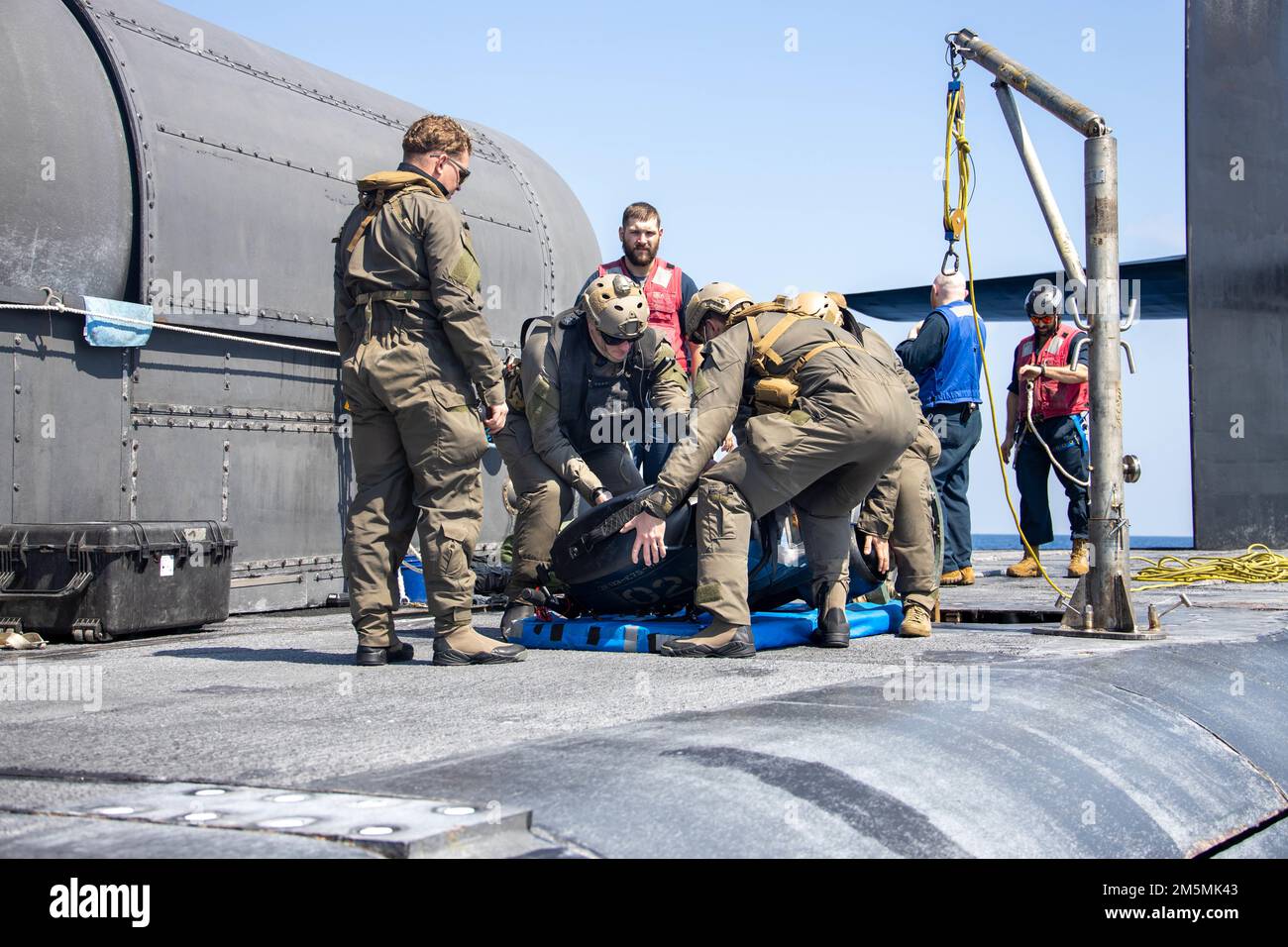 SOUDA BAY (27. MÄRZ 2022) – USA Marines mit Task Force 61/2 (TF-61/2) und Matrosen an Bord des U-Boots USS Georgia (SSGN 729) der Ohio-Klasse heben den Motor für ein Kampfgummi-Raketenfahrzeug an, um sich auf das Amphibientraining in der Nähe von Souda Bay, Griechenland, vorzubereiten, 27. März 2022. TF-61/2 wird den Befehlshaber der USA vorübergehend unterstützen Sechste Flotte, um die Einheiten und Fähigkeiten der Marine und des Marine Corps zu synchronisieren, die sich bereits im Theater befinden, zur Unterstützung regionaler Alliierten und Partner und nationaler Sicherheitsinteressen der USA. Stockfoto