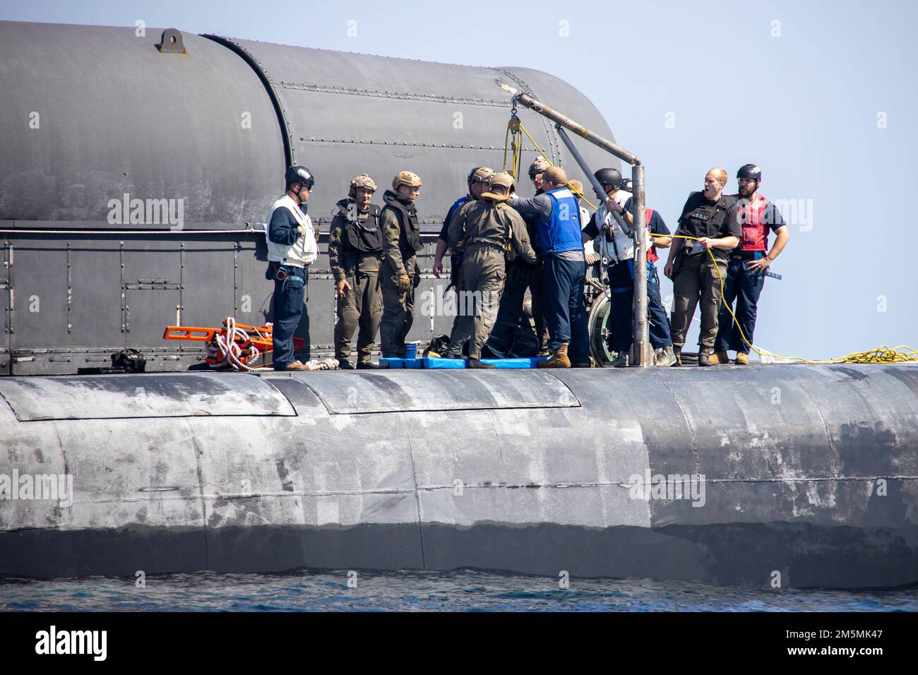 SOUDA BAY (27. MÄRZ 2022) – USA Marines mit Task Force 61/2 (TF-61/2) und Matrosen an Bord des U-Boots USS Georgia (SSGN 729) der Ohio-Klasse heben den Motor für ein Kampfgummi-Raketenfahrzeug an, um sich auf das Amphibientraining in der Nähe von Souda Bay, Griechenland, vorzubereiten, 27. März 2022. TF-61/2 wird den Befehlshaber der USA vorübergehend unterstützen Sechste Flotte, um die Einheiten und Fähigkeiten der Marine und des Marine Corps zu synchronisieren, die sich bereits im Theater befinden, zur Unterstützung regionaler Alliierten und Partner und nationaler Sicherheitsinteressen der USA. Stockfoto