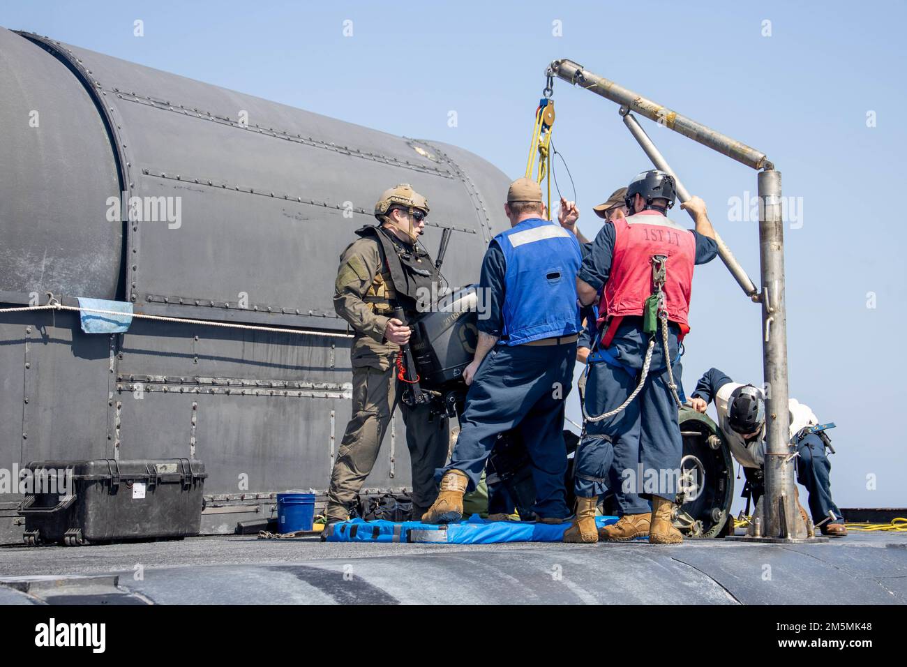 SOUDA BAY (27. MÄRZ 2022) – USA Marines mit Task Force 61/2 (TF-61/2) und Matrosen an Bord des U-Boots USS Georgia (SSGN 729) der Ohio-Klasse heben den Motor für ein Kampfgummi-Raketenfahrzeug an, um sich auf das Amphibientraining in der Nähe von Souda Bay, Griechenland, vorzubereiten, 27. März 2022. TF-61/2 wird den Befehlshaber der USA vorübergehend unterstützen Sechste Flotte, um die Einheiten und Fähigkeiten der Marine und des Marine Corps zu synchronisieren, die sich bereits im Theater befinden, zur Unterstützung regionaler Alliierten und Partner und nationaler Sicherheitsinteressen der USA. Stockfoto
