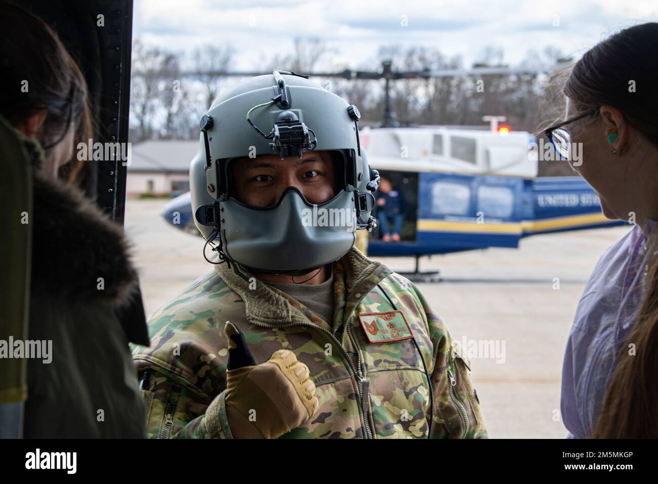 Air Force Technical Sgt. Ivan Dotimas, First Helicopter Squadron (1 HS) UH-1N Special Missions Aviator, posiert für ein Foto während eines Check vor dem Start in Joint Base Andrews, Md., 26. März 2022. Die Mission des 1 HS besteht darin, die zivile und militärische Führungsebene auf nationaler Ebene in der Nationalen Hauptstadtregion vorrangig mit Luft zu befördern. Stockfoto