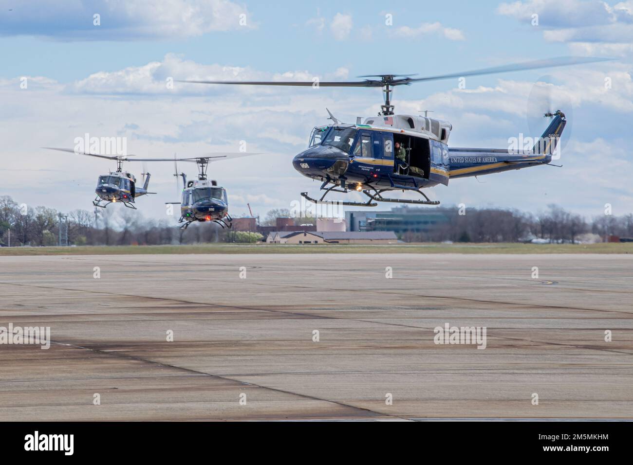 UH-1N Huey Helicopters, die der ersten Helikopter-Staffel (1 HS) in Joint Base Andrews, Md. Zugewiesen wurden, Taxi über die Landebahn in Joint Base Andrews, 26. März 2022. Die Mission des 1 HS besteht darin, die zivile und militärische Führungsebene auf nationaler Ebene in der Nationalen Hauptstadtregion vorrangig mit Luft zu befördern. Stockfoto