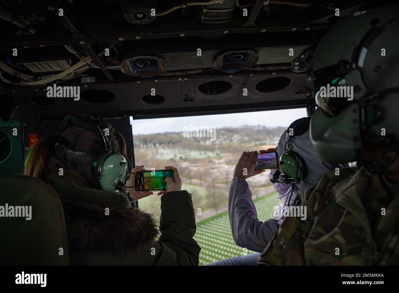 Während des jährlichen Kirschblütenfestes am 26. März 2022 fliegt ein UH-1N Huey Helicopter Squadron (1 HS) auf der Joint Base Andrews, Md., über den Arlington National Cemetery, Arlington, Virginia. Die Mission des 1 HS besteht darin, die zivile und militärische Führungsebene auf nationaler Ebene in der Nationalen Hauptstadtregion vorrangig mit Luft zu befördern. Stockfoto