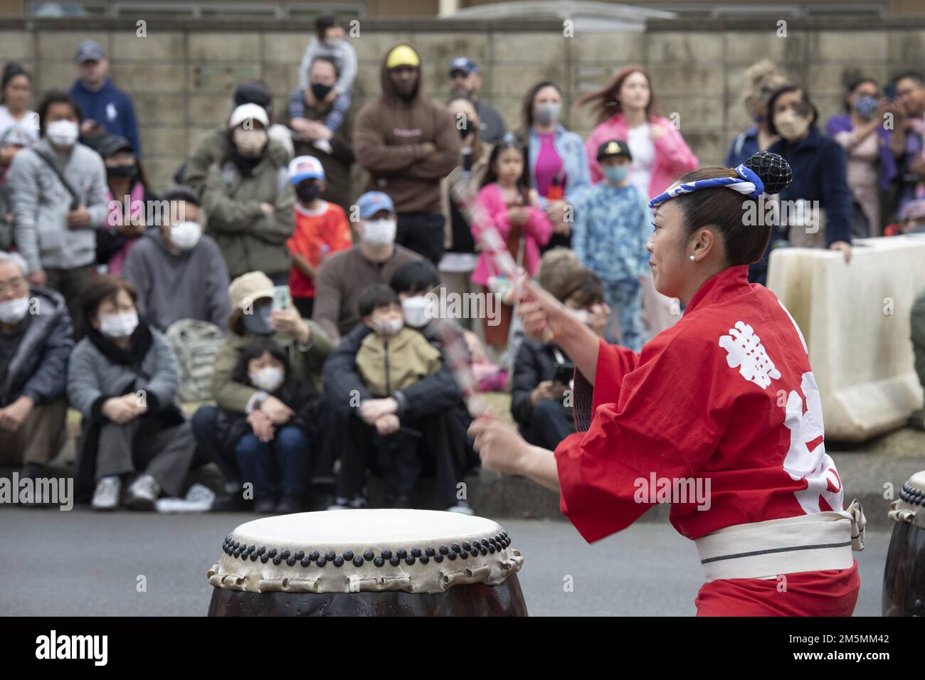 Sakina Saito, Hachioji Jinba Team Taiko Drummer, tritt während des Sakura Spring Festivals am 26. März 2022 auf dem Luftwaffenstützpunkt Yokota, Japan, für Mitglieder der japanischen Gemeinde und des Luftwaffenstützpunkts Yokota auf. Das Hachioji Jinba Team trat während der bilateralen Veranstaltung zusammen mit dem Yokota Samurai Taiko Drum Team auf, um die Ankunft von Frühling und Bond zu feiern. Etwa 6.000 externe Community-Mitglieder konnten während der Veranstaltung Kirschblüten sehen und Straßenkünstler und Live-Musik neben der Basis-Community genießen. Stockfoto