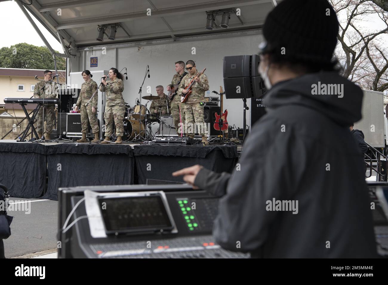 USA Die Air Force Band der Pazifikasien tritt beim Sakura Spring Festival am 26. März 2022 auf dem Luftwaffenstützpunkt Yokota in Japan für Mitglieder des Luftwaffenstützpunkts Yokota und der japanischen Gemeinde auf. Das Sakura Festival ist eine bilaterale Veranstaltung, die darauf abzielt, die Beziehungen zwischen den USA und Japan zu stärken. Das Festival bot eine Vielzahl von Unterhaltungsangeboten wie Live-Aufführungen und Imbissstände für etwa 6.000 Teilnehmer und bot japanischen Bürgern die Möglichkeit, die amerikanische Kultur auf der Basis zu erleben. Stockfoto