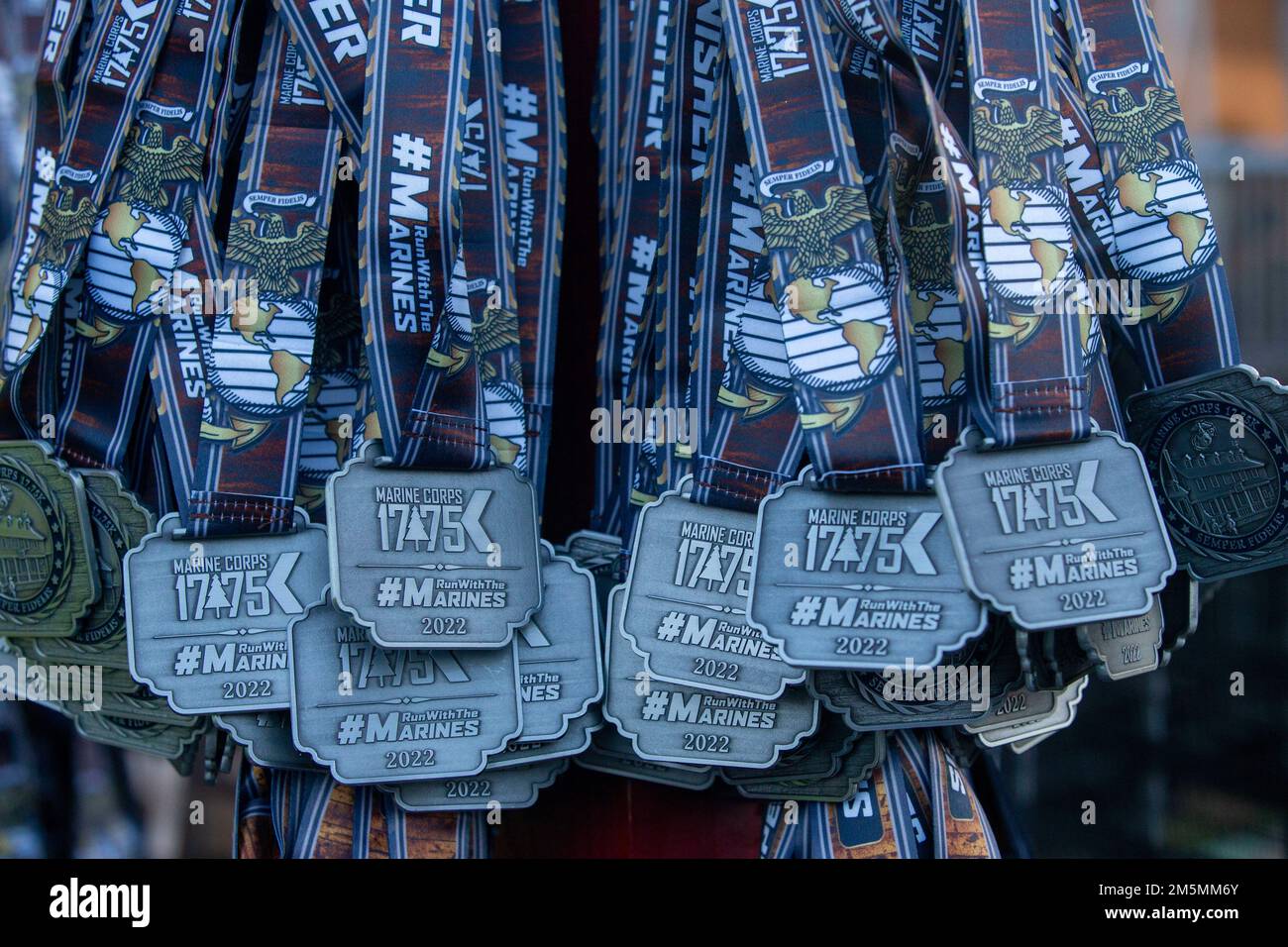 Läufer nehmen am Marathon 17,75k des Marine Corps in Dumfries, Virginia, am 26. März 2022 Teil. Die Veranstaltung fördert die körperliche Fitness, sorgt für Wohlwollen in der Gemeinde und demonstriert die organisatorischen Fähigkeiten des Marine Corps. Stockfoto