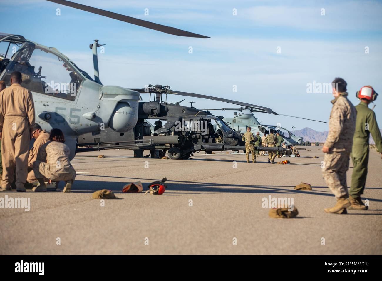 US-Militärangehörige, die der Marine Aviation Weapons and Tactics Squadron One (MAWTS-1) zugeteilt sind, tanken verschiedene Flugzeuge an einem vorderen Bewaffnungs- und Tankpunkt (FARP) zur Unterstützung des Waffen- und Taktiklehrers (WTI) Kurs 2-22, am Auxiliary Airfield II, nahe Yuma, Arizona, 26. März 2022. WTI ist eine siebenwöchige Schulungsveranstaltung, die von MAWTS-1 veranstaltet wird und standardisierte taktische Schulungen und Zertifizierungen von Ausbildungslehrern für Einheiten zur Unterstützung der Ausbildung und Bereitschaft in der Marine Aviation bietet und bei der Entwicklung und dem Einsatz von Flugwaffen und -Taktiken hilft. Stockfoto