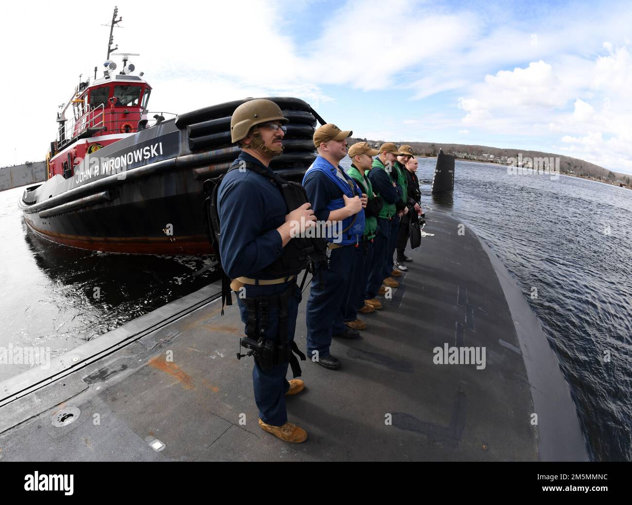 220326-N-GR655-0086 GROTON, Connecticut (26. März 2022) – Besatzungsmitglieder, die dem U-Boot USS Delaware (SSN 791) der Virginia-Klasse angeschlossen sind, verlassen den Pier am Naval Submarine Base New London 26. März 2022. Die 132-köpfige Besatzung von Delaware reiste nach Wilmington, Delaware, um an einwöchigen Gedenkveranstaltungen zu Ehren der Kommissionierungszeremonie des Schiffes teilzunehmen, die im April 2020 aufgrund der damaligen COVID-Beschränkungen administrativ stattfand. Delaware, das siebte Marineschiff der USA und das erste U-Boot, das nach dem ersten US-Bundesstaat Delaware benannt wurde, ist eine flexible, multimissionsfähige Plattform für den Transport Stockfoto