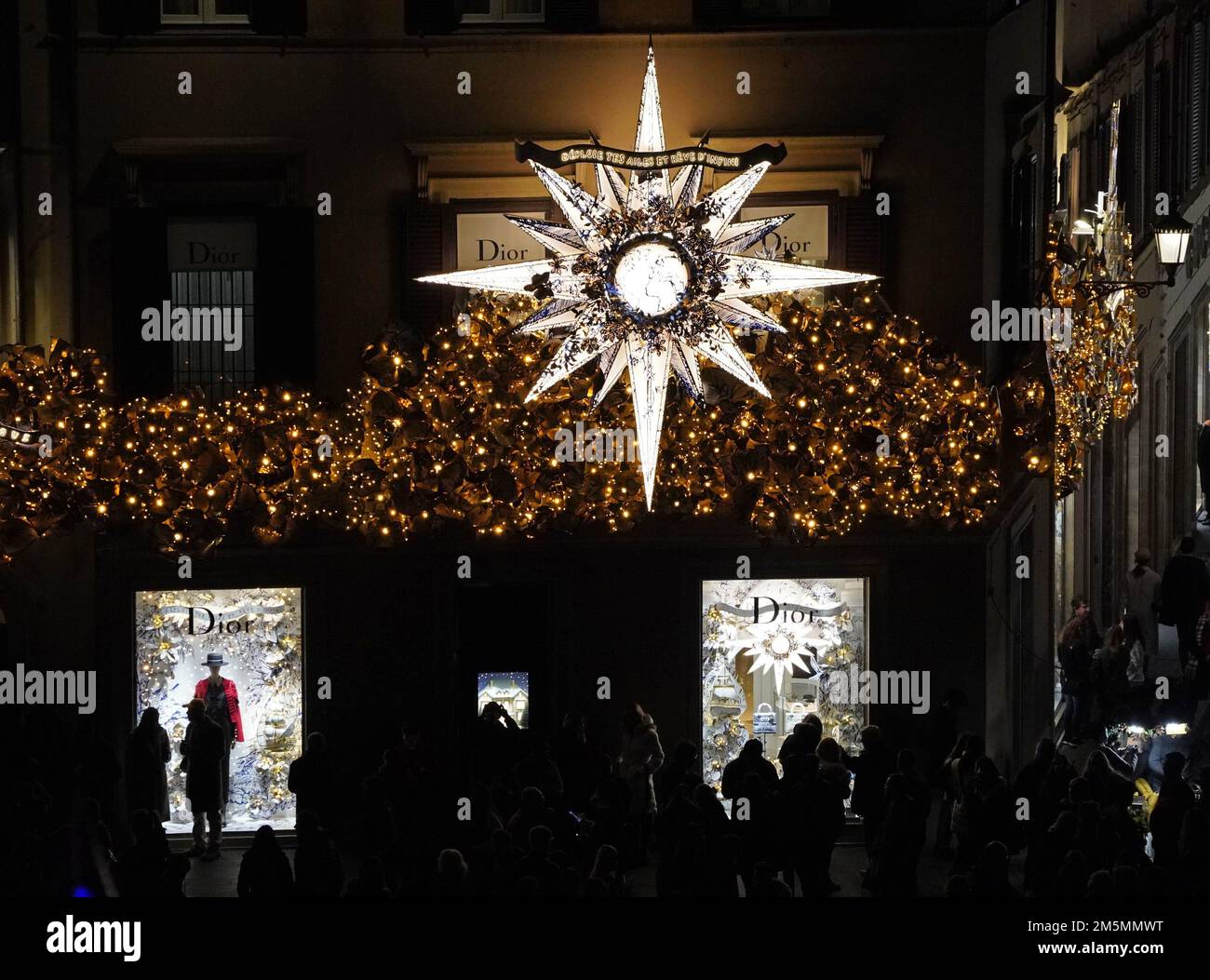Rom, Italien. 25. Dezember 2022. In Rom, Italien, werden am 25. Dezember 2022 Weihnachtslichter auf einer Straße vor dem Neujahrsfest zu sehen sein. Kredit: Jin Mamengni/Xinhua/Alamy Live News Stockfoto