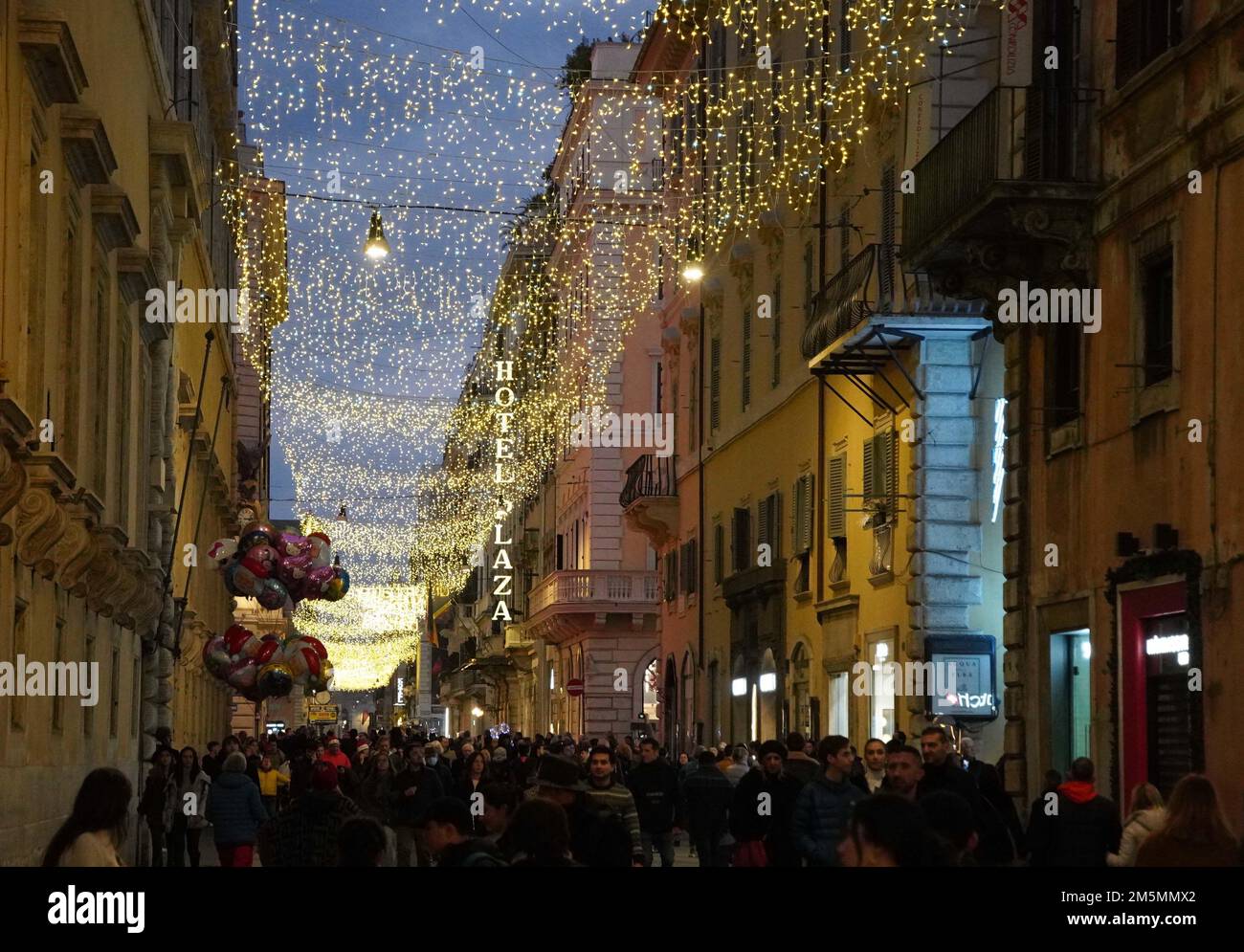 Rom, Italien. 25. Dezember 2022. In Rom, Italien, werden am 25. Dezember 2022 Weihnachtslichter auf einer Straße vor dem Neujahrsfest zu sehen sein. Kredit: Jin Mamengni/Xinhua/Alamy Live News Stockfoto