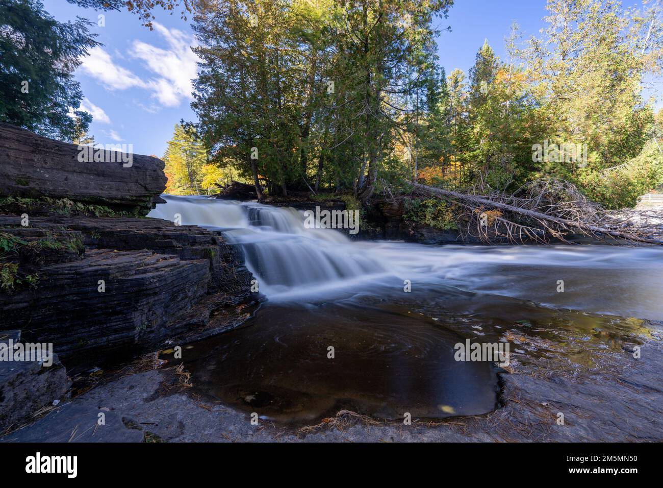 Ein schöner Blick auf die Lower Tahquamenon Falls an einem sonnigen Tag in Michigan, USA Stockfoto