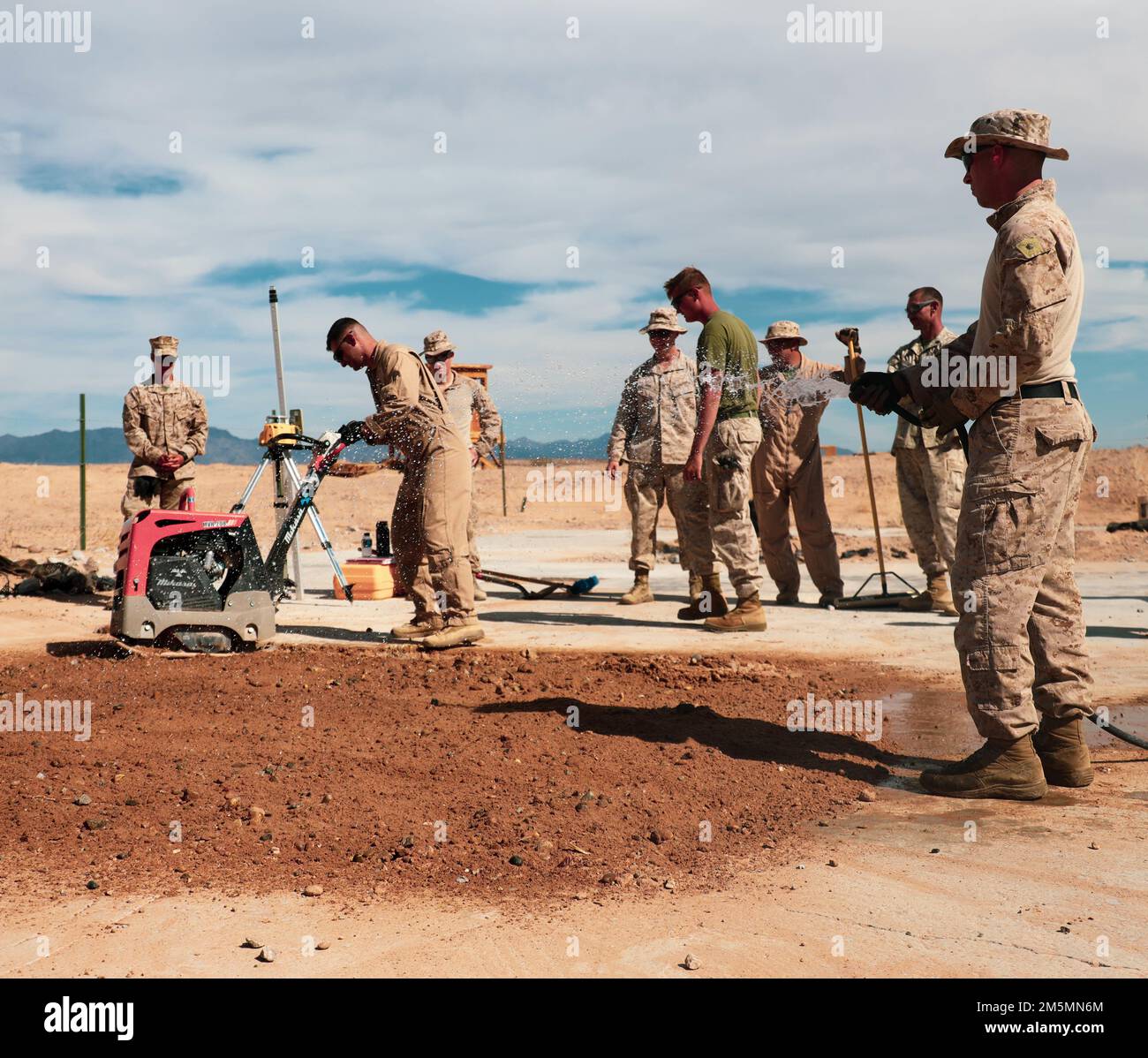 USA Marines, die dem Flugplatz-Support, dem Marine Aviation Weapons and Tactics Squadron One (MAWTS-1) zugeteilt sind, nehmen am 26. März 2022 an einer Übung zur Reparatur von Schäden am Flugplatz (Airfield Damage Repair, ADR) im Cannon Air Defense Complex in Yuma, Arizona, Teil. WTI ist eine siebenwöchige Schulungsveranstaltung, die von MAWTS-1 veranstaltet wird und standardisierte taktische Schulungen und Zertifizierungen von Ausbildungslehrern für Einheiten zur Unterstützung der Ausbildung und Bereitschaft in der Marine Aviation bietet und bei der Entwicklung und dem Einsatz von Flugwaffen und -Taktiken hilft. Stockfoto